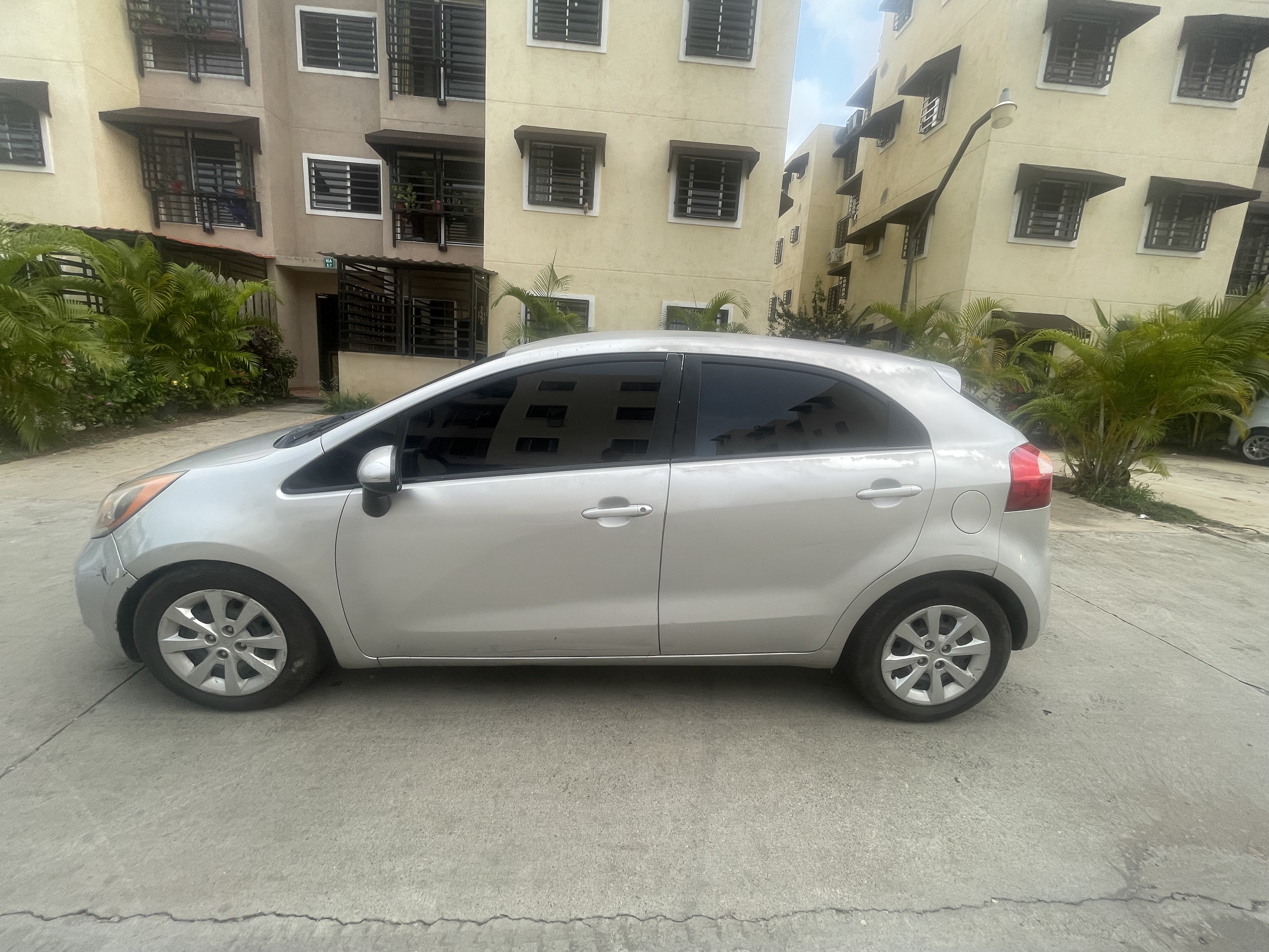 carros - Kia Río EX 2012, tipo hatchback 