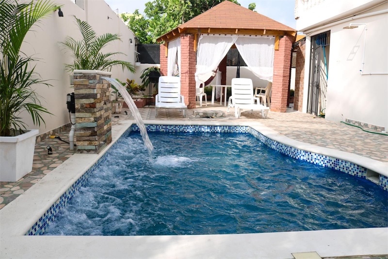 casas - Amplia casa de 6 habitaciones en venta. 1