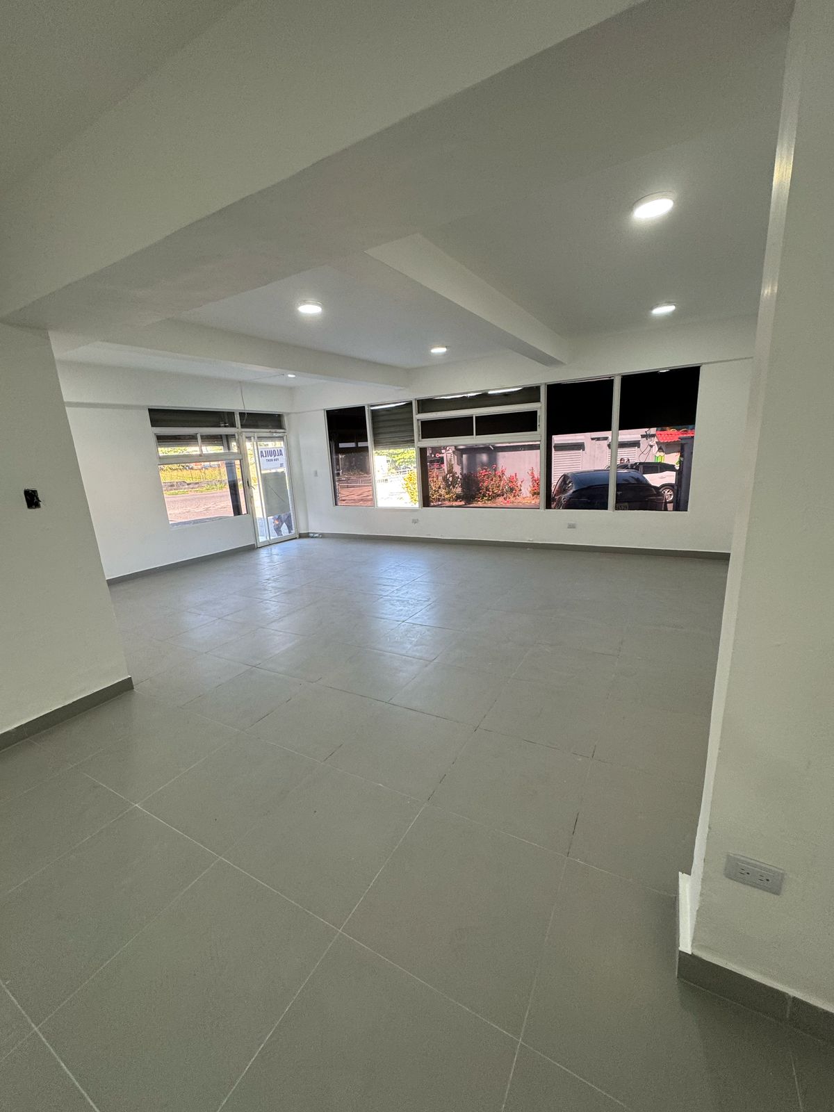 oficinas y locales comerciales - Local Comerial En Las Praderas de 80 MTS y 2 Parqu 2