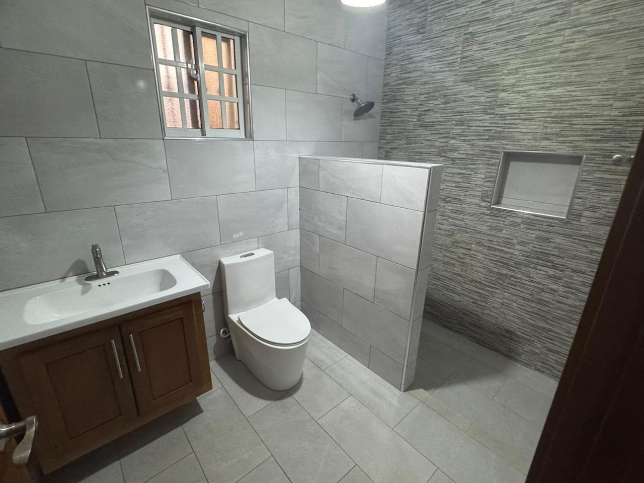 apartamentos - Espacioso apartamento en segundo nivel con buena ubicación cerca de todo  4