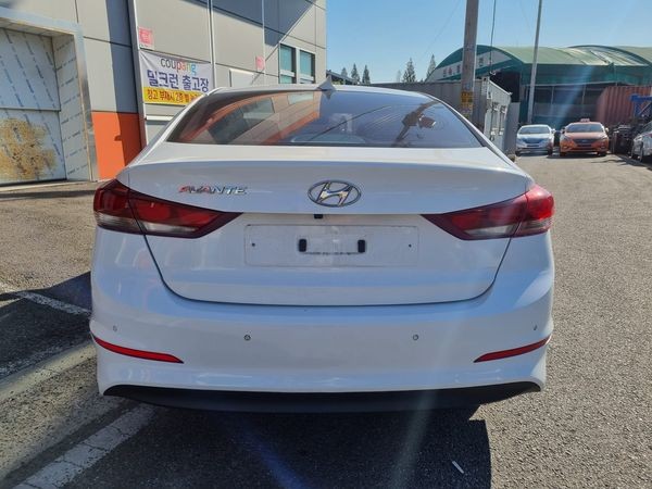 carros - HYUNDAI AVANTE 2017 BLANCODESDE: RD$ 790,000-Automático 2