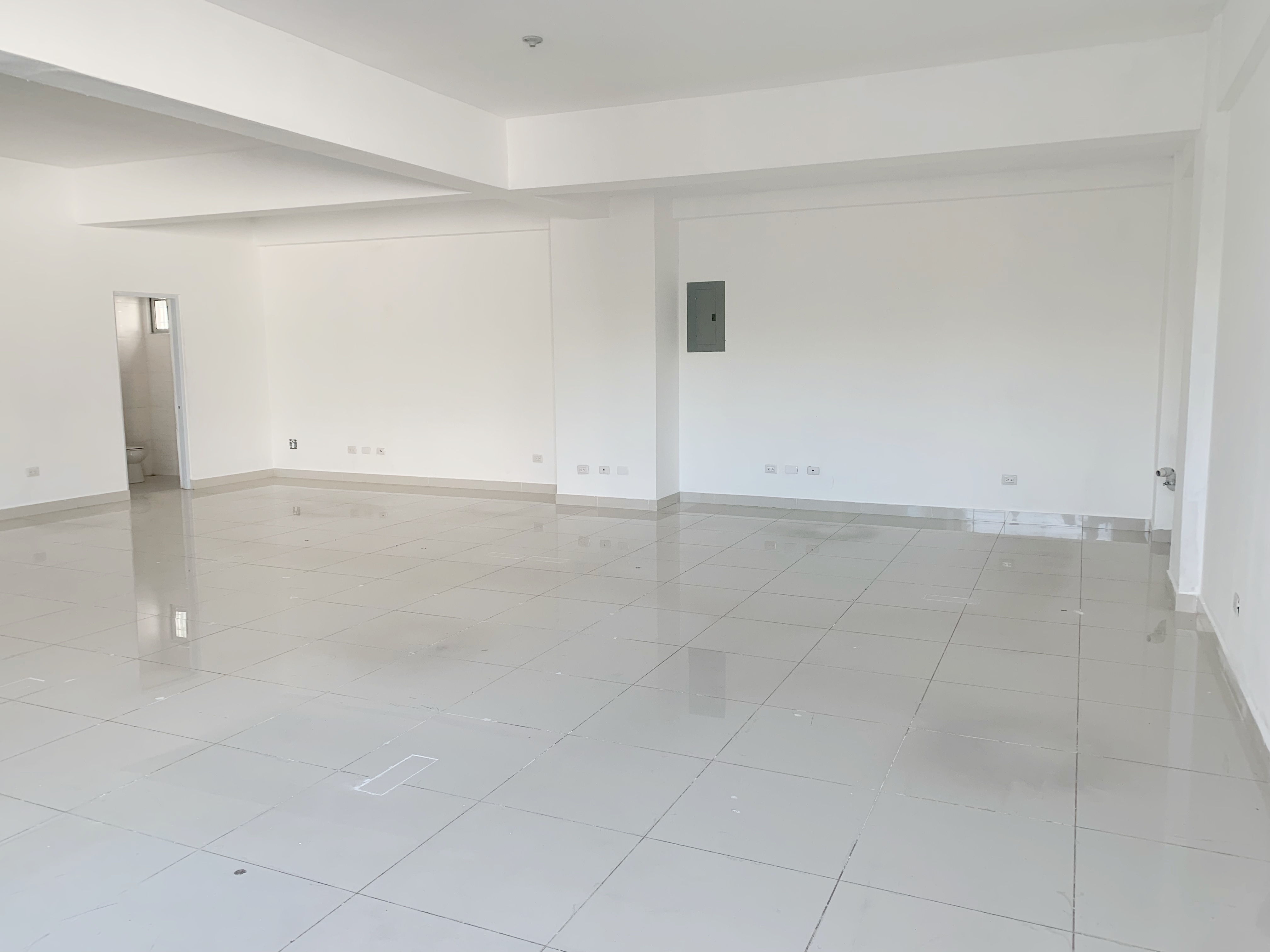 oficinas y locales comerciales - Local céntrico en Piantini 3