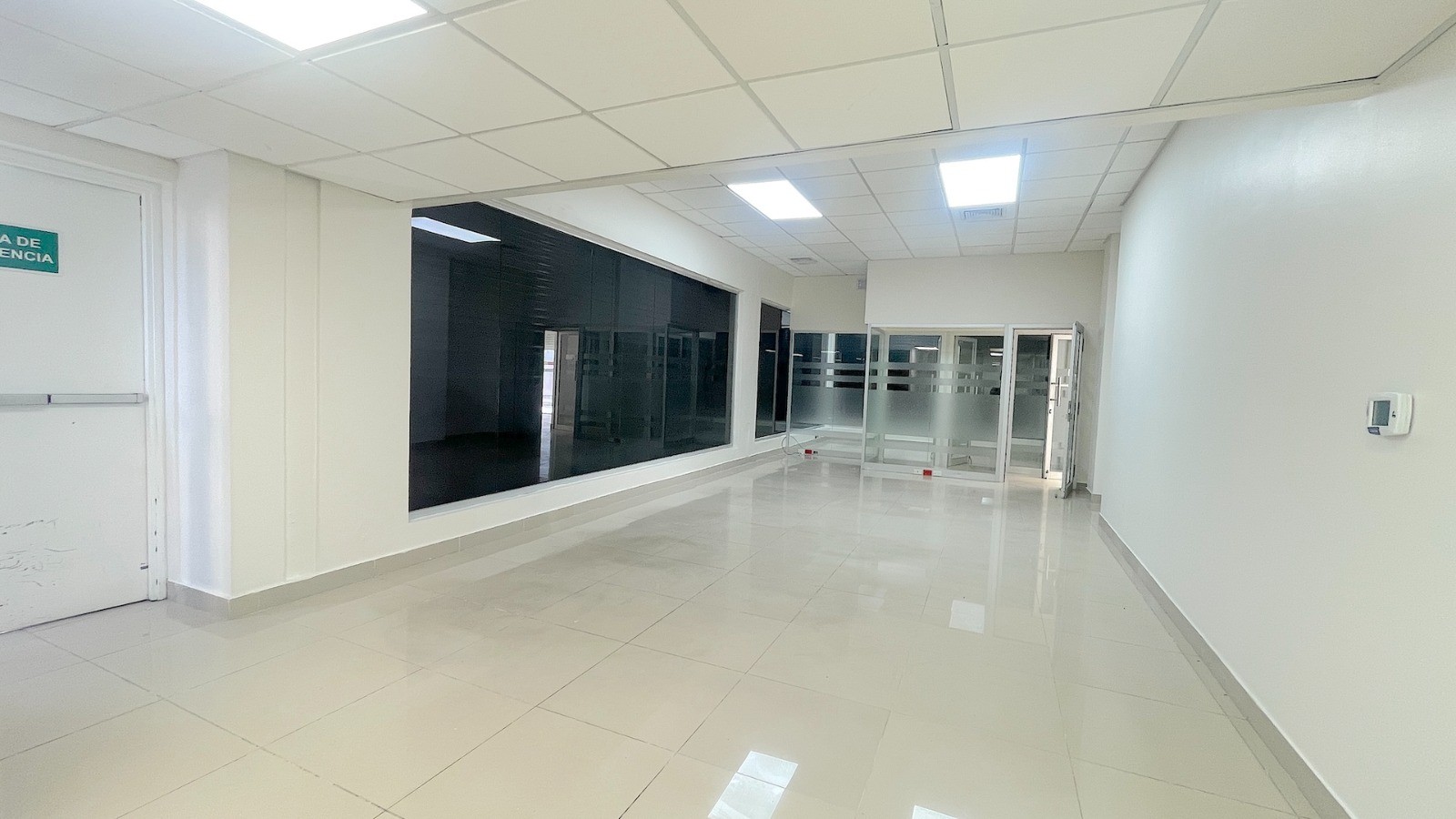 oficinas y locales comerciales - EN ALQUILER LOCAL EN PIANTINI EN PRIMER PISO de 4000m2 con 16 parqueos  2