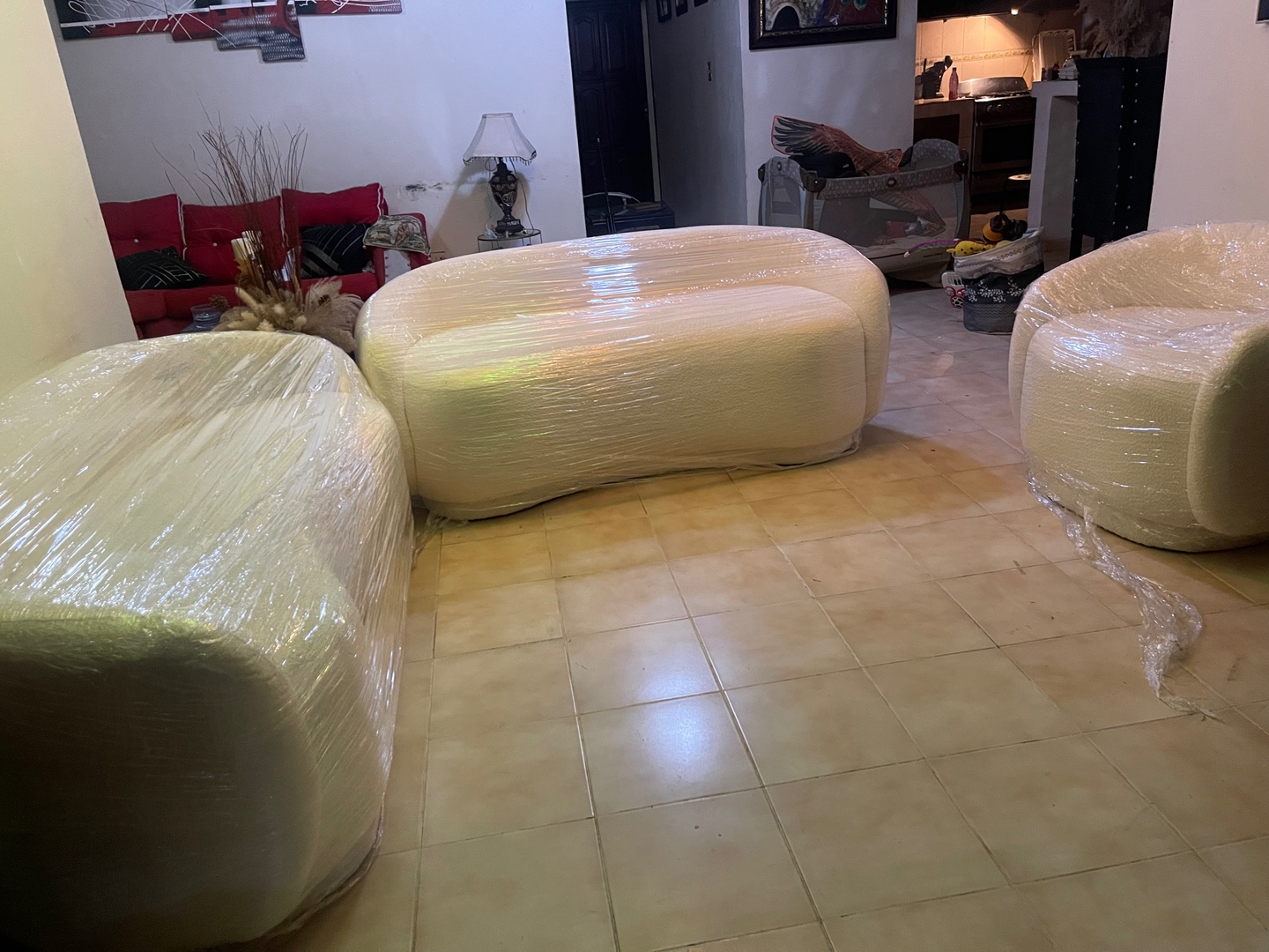 muebles y colchones - Muebles nuevo son tres dos de 3 y una butaca color crema claro  8