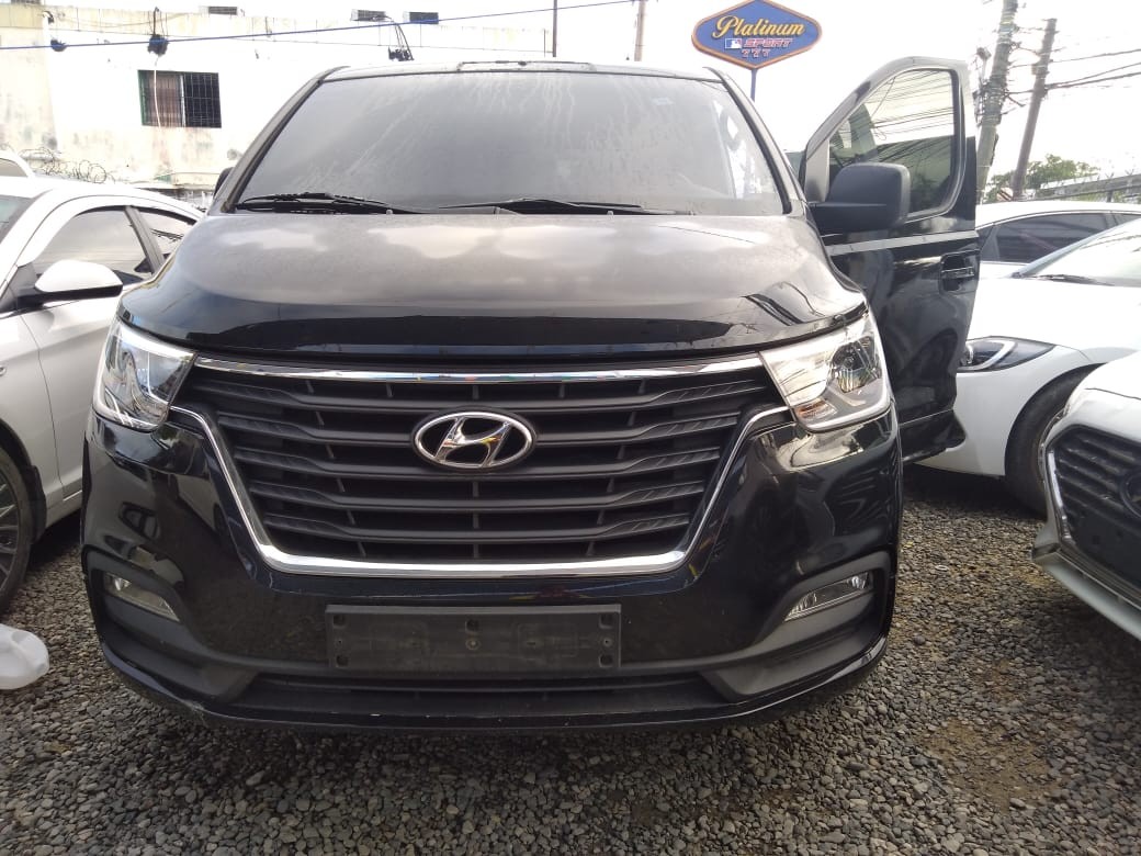 jeepetas y camionetas - HYUNDAI GRAND STAREX 2020 NEGRADESDE: RD$1,750,100