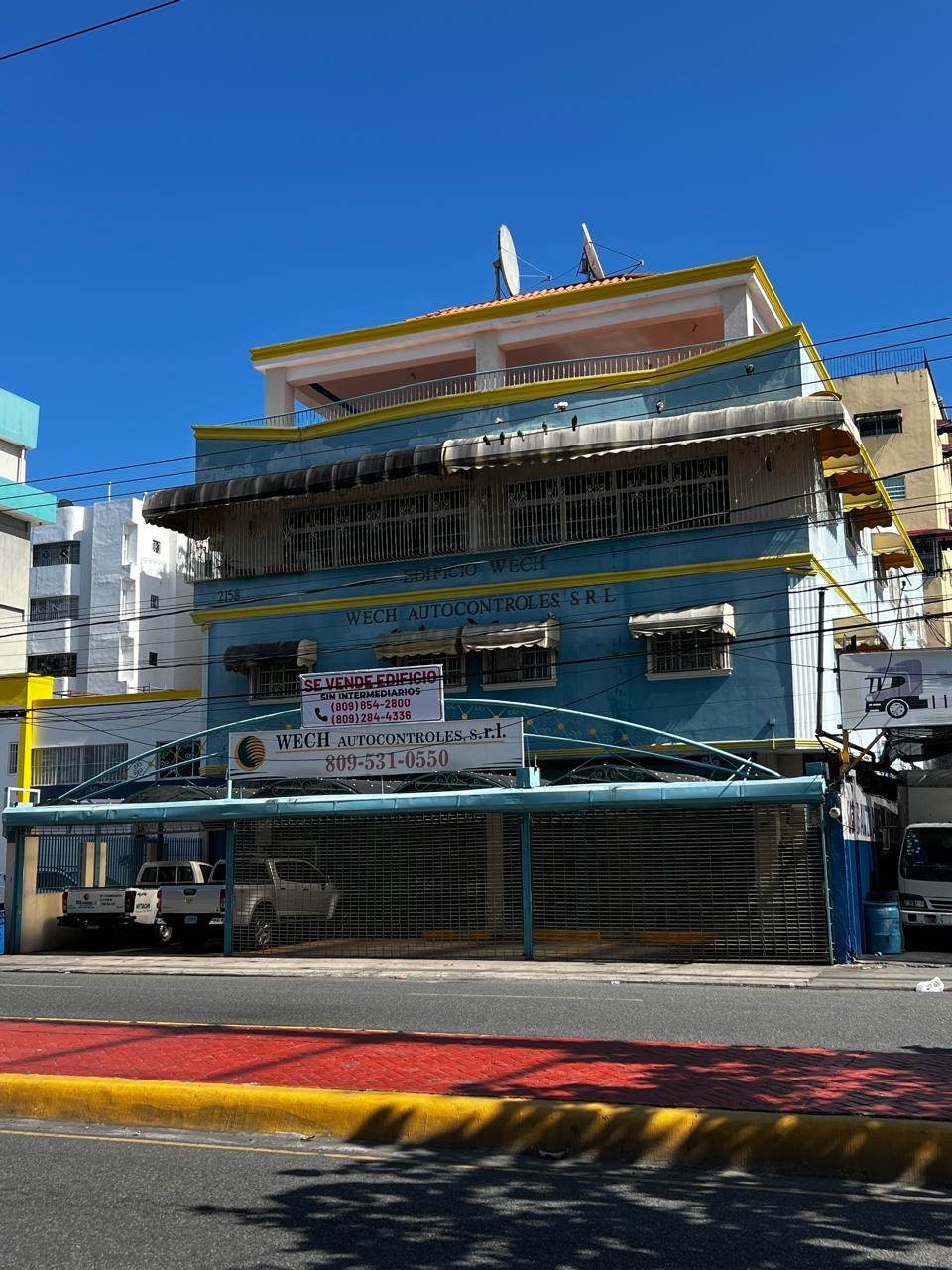 oficinas y locales comerciales - Edificio Comercial de 4 Niveles en Venta – Av. Rómulo Betancourt, Santo Domingo 0