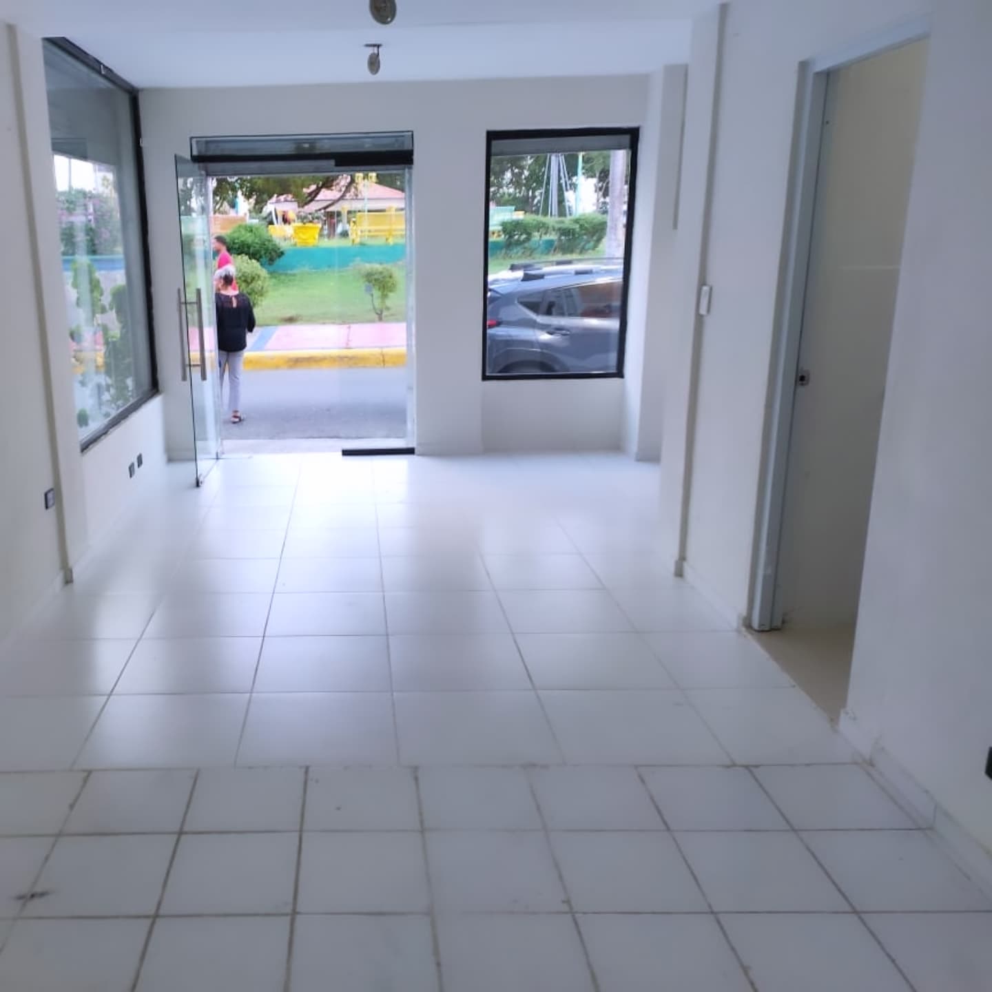 oficinas y locales comerciales - Local Comercial Urb. Italia 1