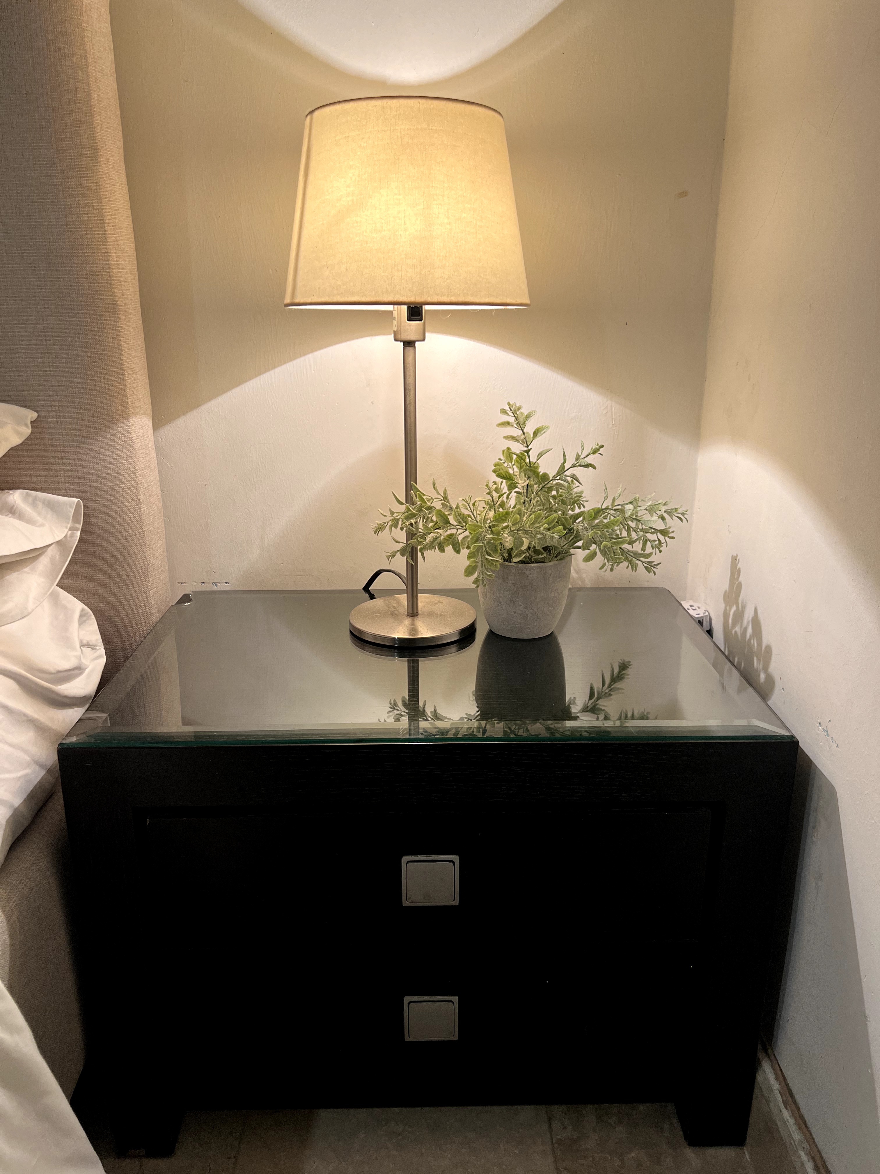 muebles y colchones - vendo mesitas de noche color negro en madera 0