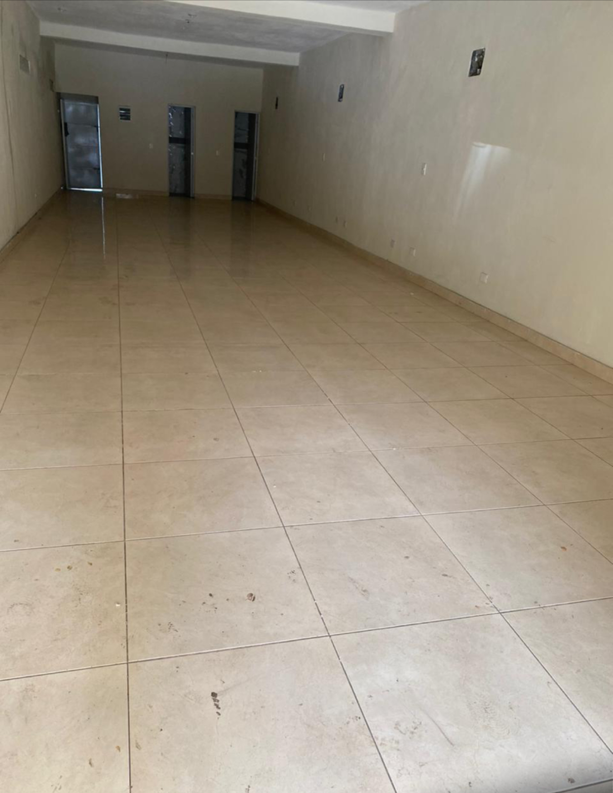 oficinas y locales comerciales - Local comercial , al lado del hospital calventi 2