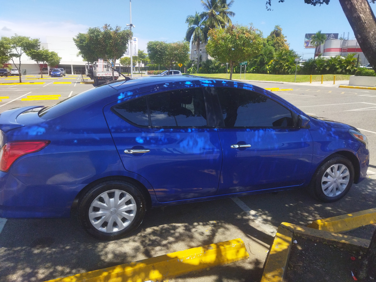carros - Nissan versa azul 2015 400000 7