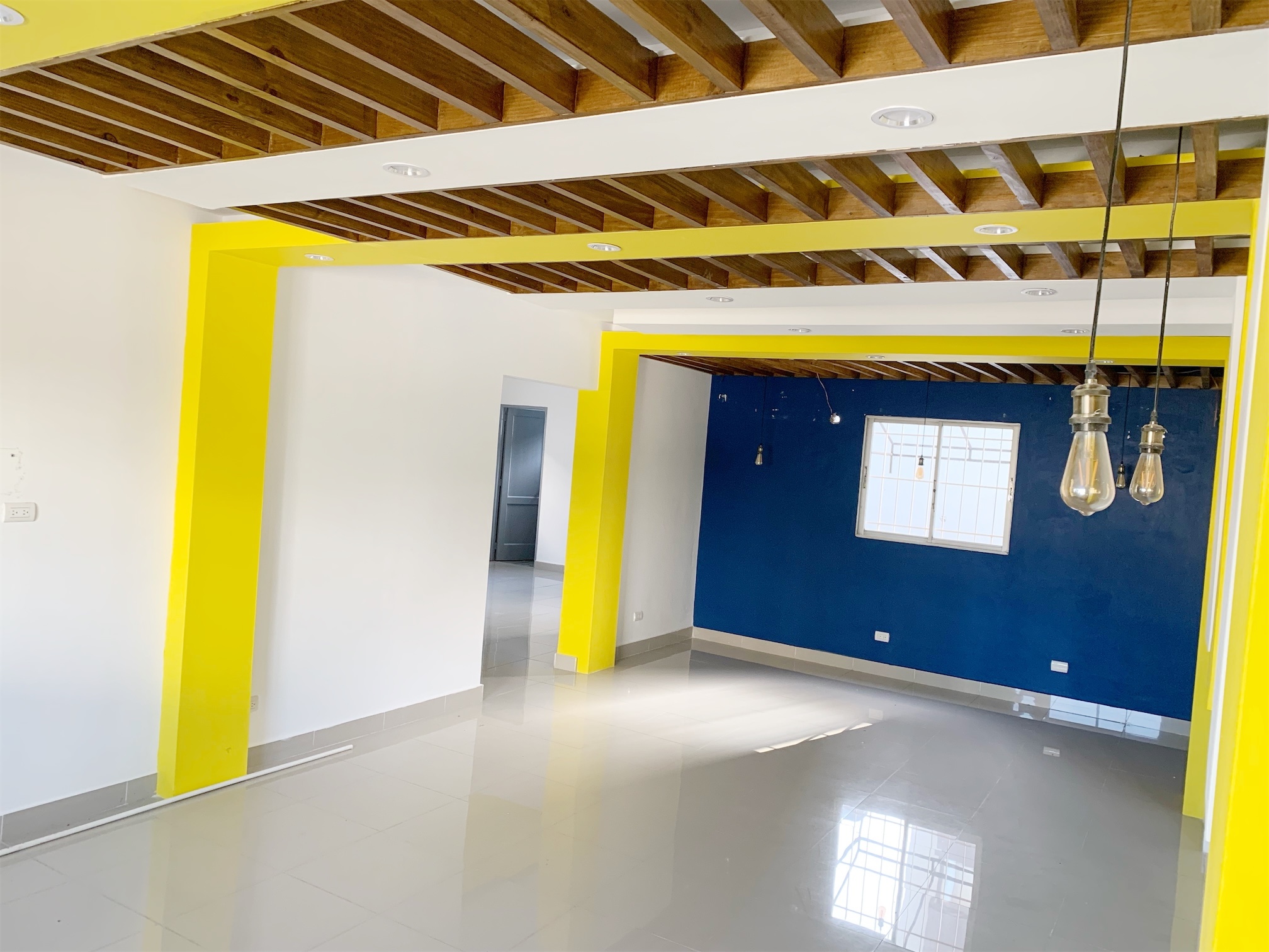 oficinas y locales comerciales - Local con buena iluminación y decoración 1