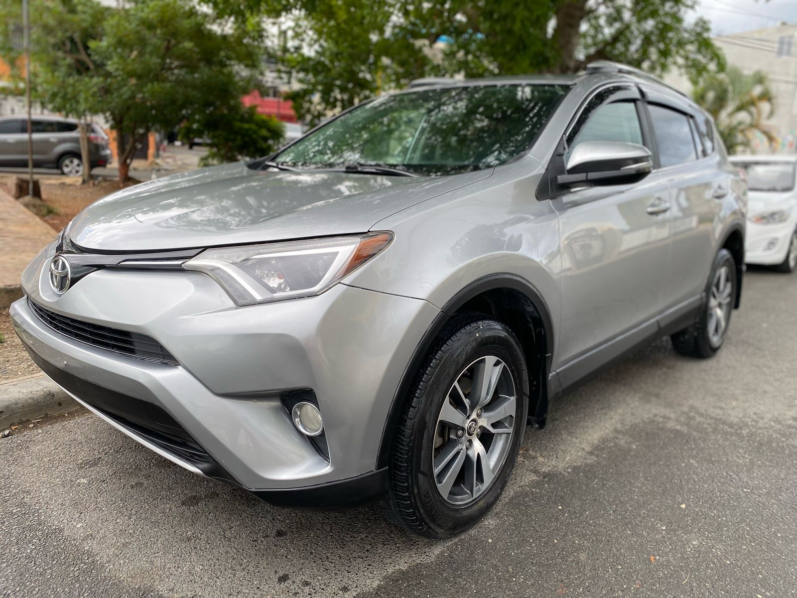 jeepetas y camionetas - Toyota Rav4 xle 2016 1