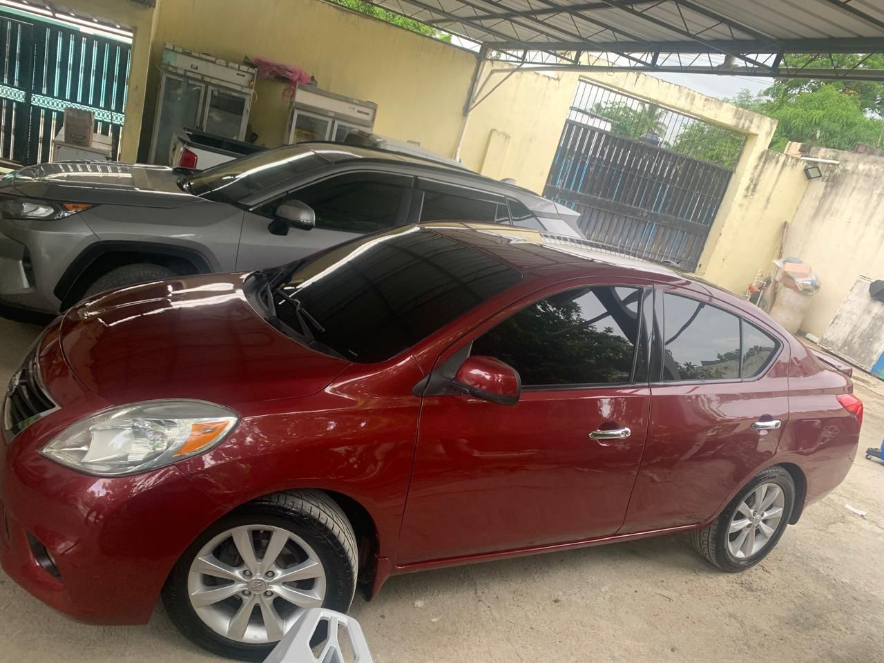 carros - Nissan versa 2014 en excelentes condiciones.  2