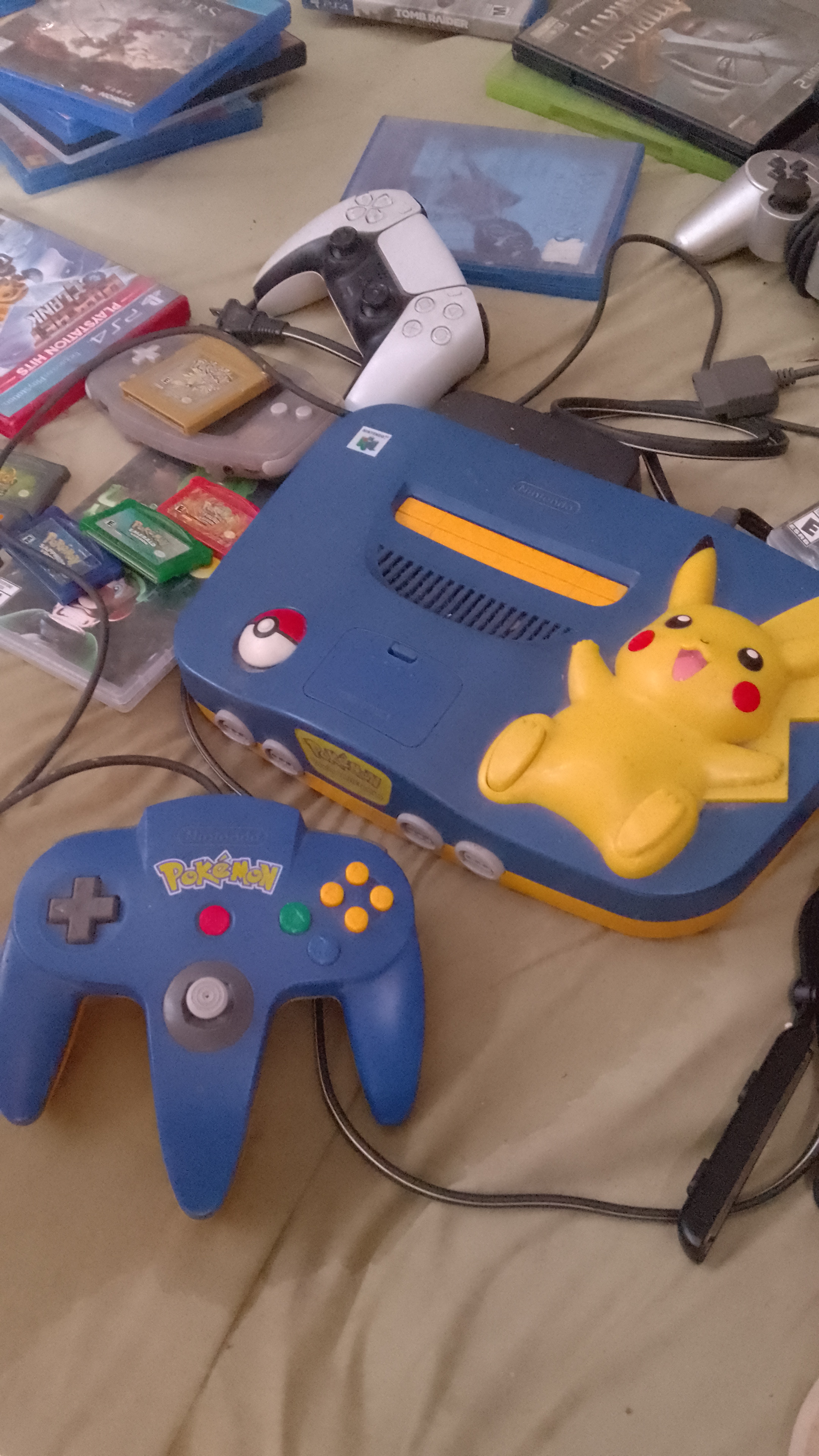 consolas y videojuegos - consola de nintendo 64 versión Pokémon y cintas de game boy esmeralda  5