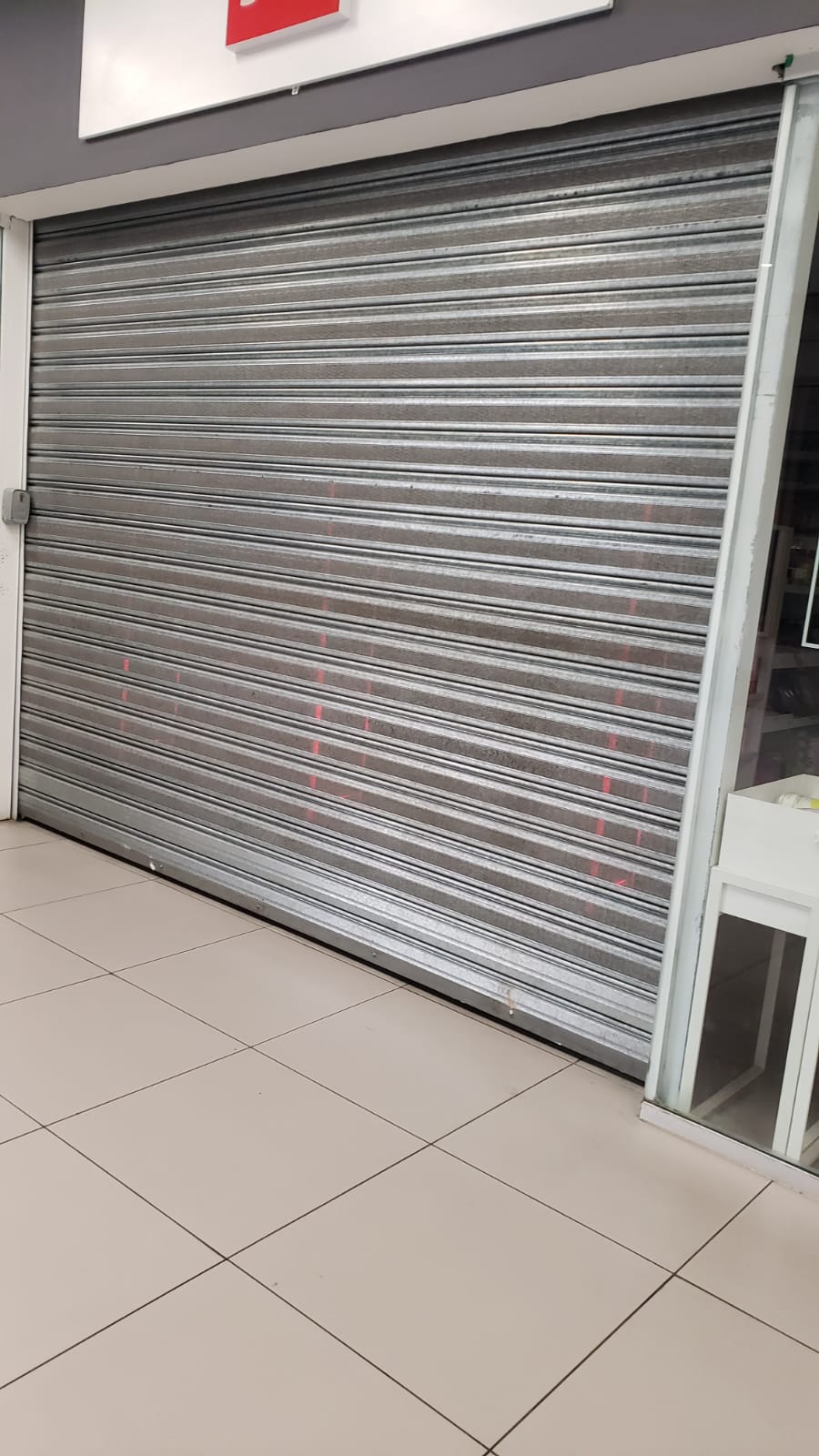 servicios profesionales - puerta errollable  1
