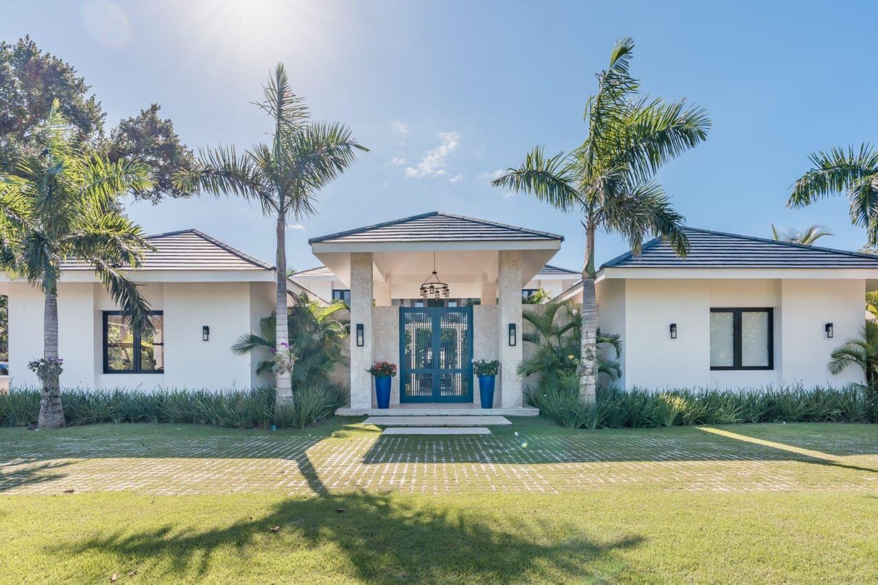casas vacacionales y villas - Villa de lujo en Punta Cana con piscina y jardines