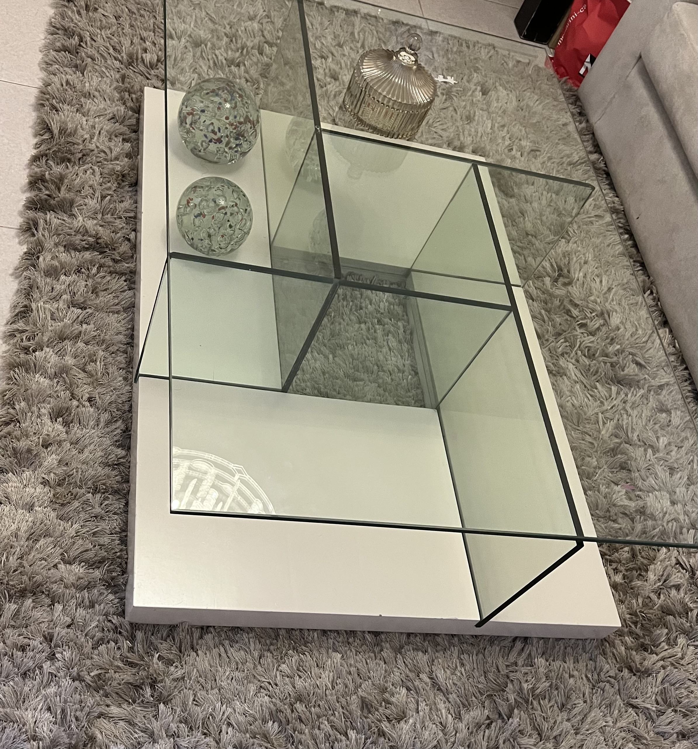muebles y colchones - Vendo mesa de centro , lampara y cama king 
