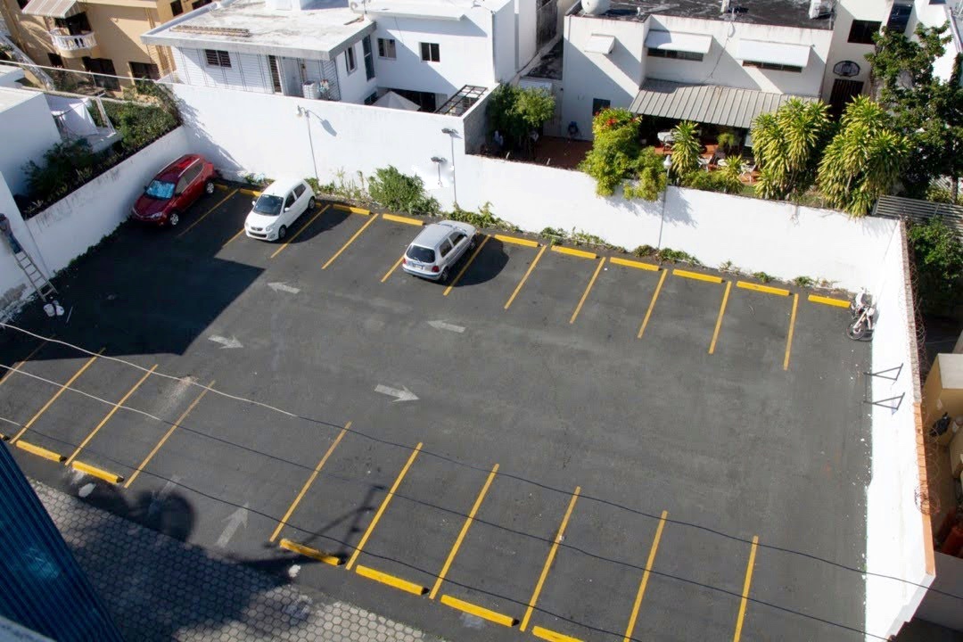 oficinas y locales comerciales - Local amplio en zona exclusiva 1