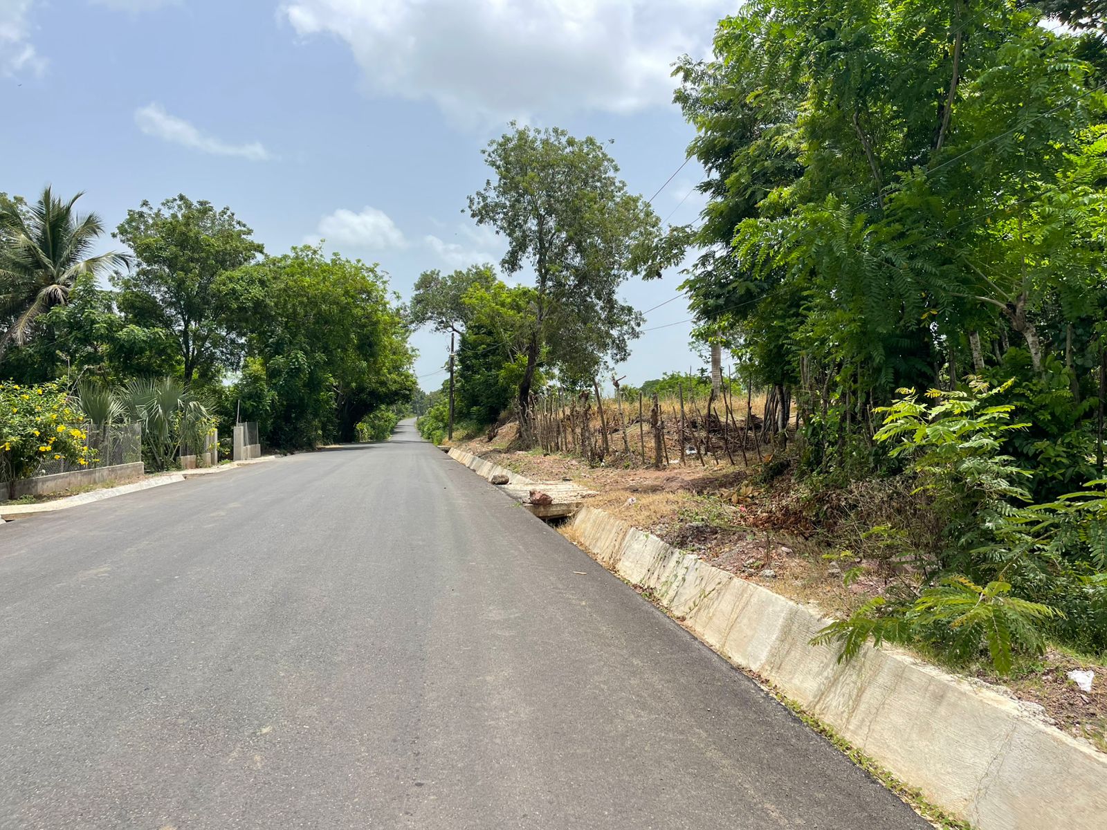 solares y terrenos - Finca de 2,500 tareas en Santo Domingo Norte, a la Orilla de la Carretera 0