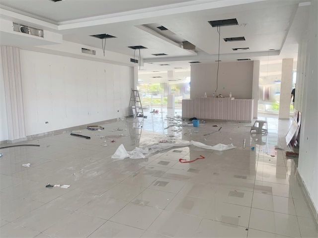 oficinas y locales comerciales - Local en naco amplio  3