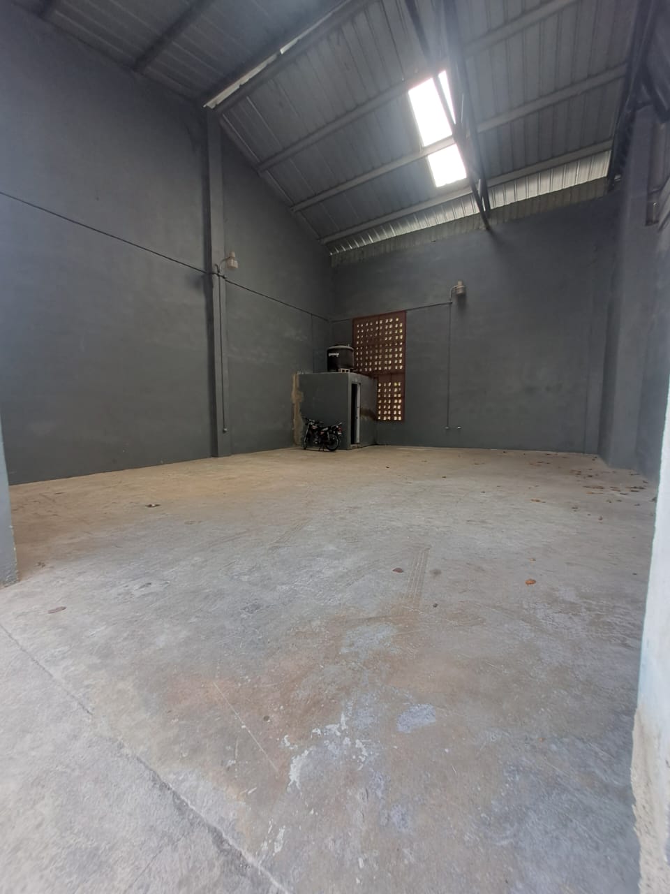 otros inmuebles - Alquilo Nave  200  mts próximo al km 14 aut Duarte 1