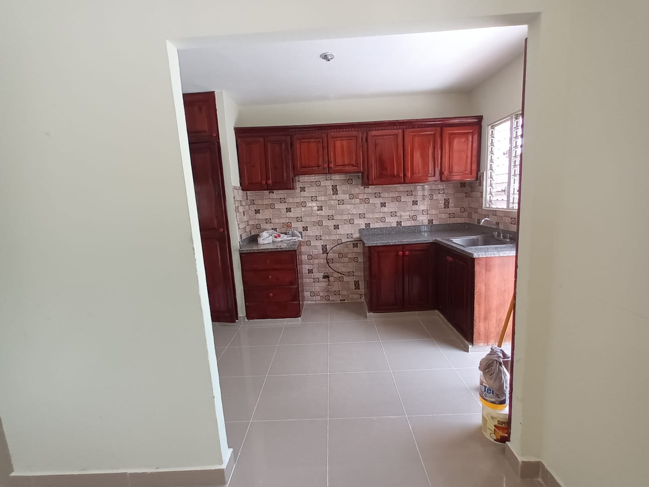 casas - Se alquila amplia casa  en Residencial Hispanio 2