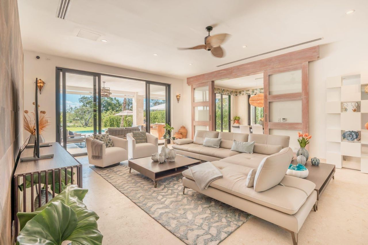 casas vacacionales y villas - Villa de lujo en Punta Cana con piscina y jardines 1