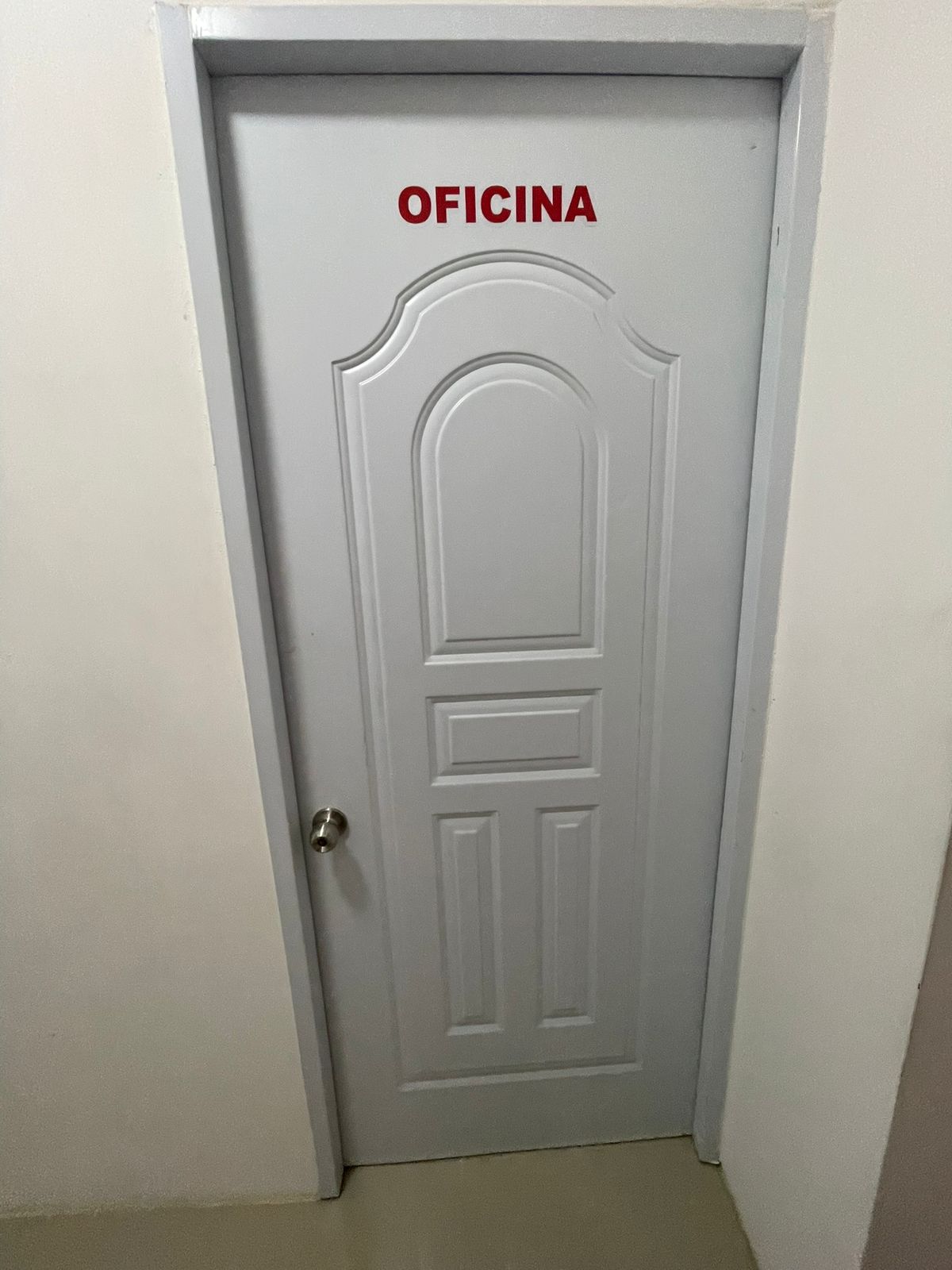 articulos de oficina - tenemos puertas ,escritorios ,exhibidores,vitrinas, artículos de oficina ,bocina 4