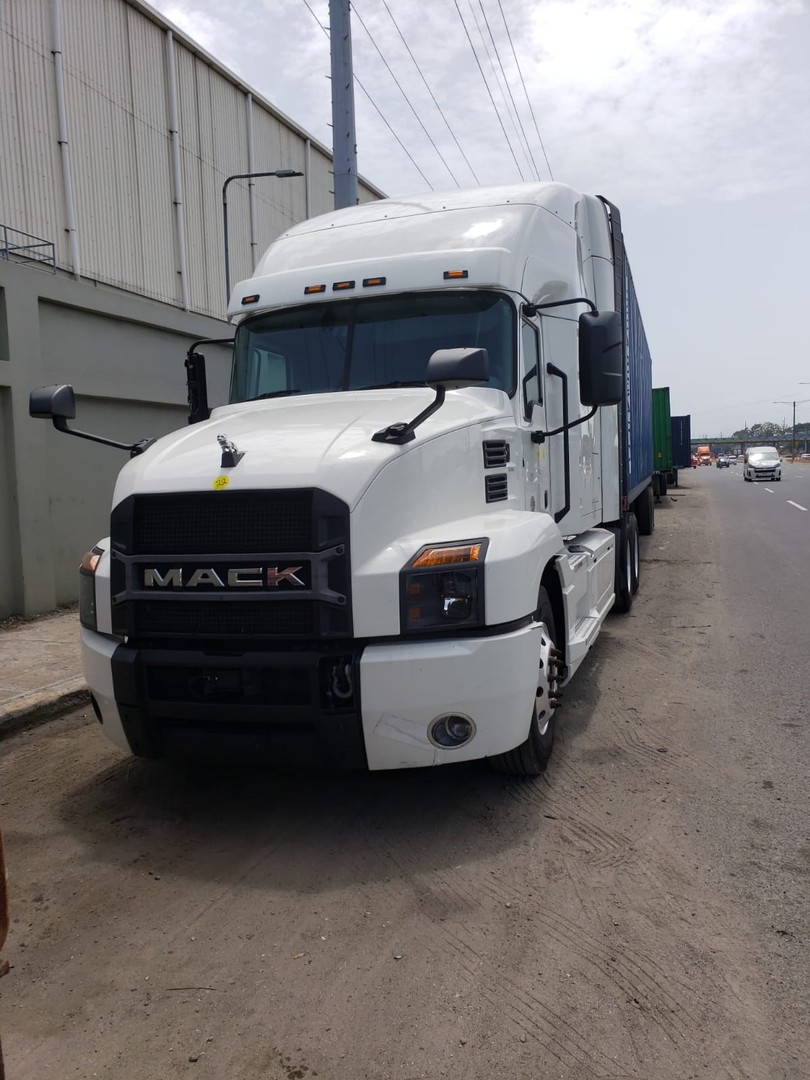 camiones y vehiculos pesados - Mack anthem 2019  motor MP 8  0
