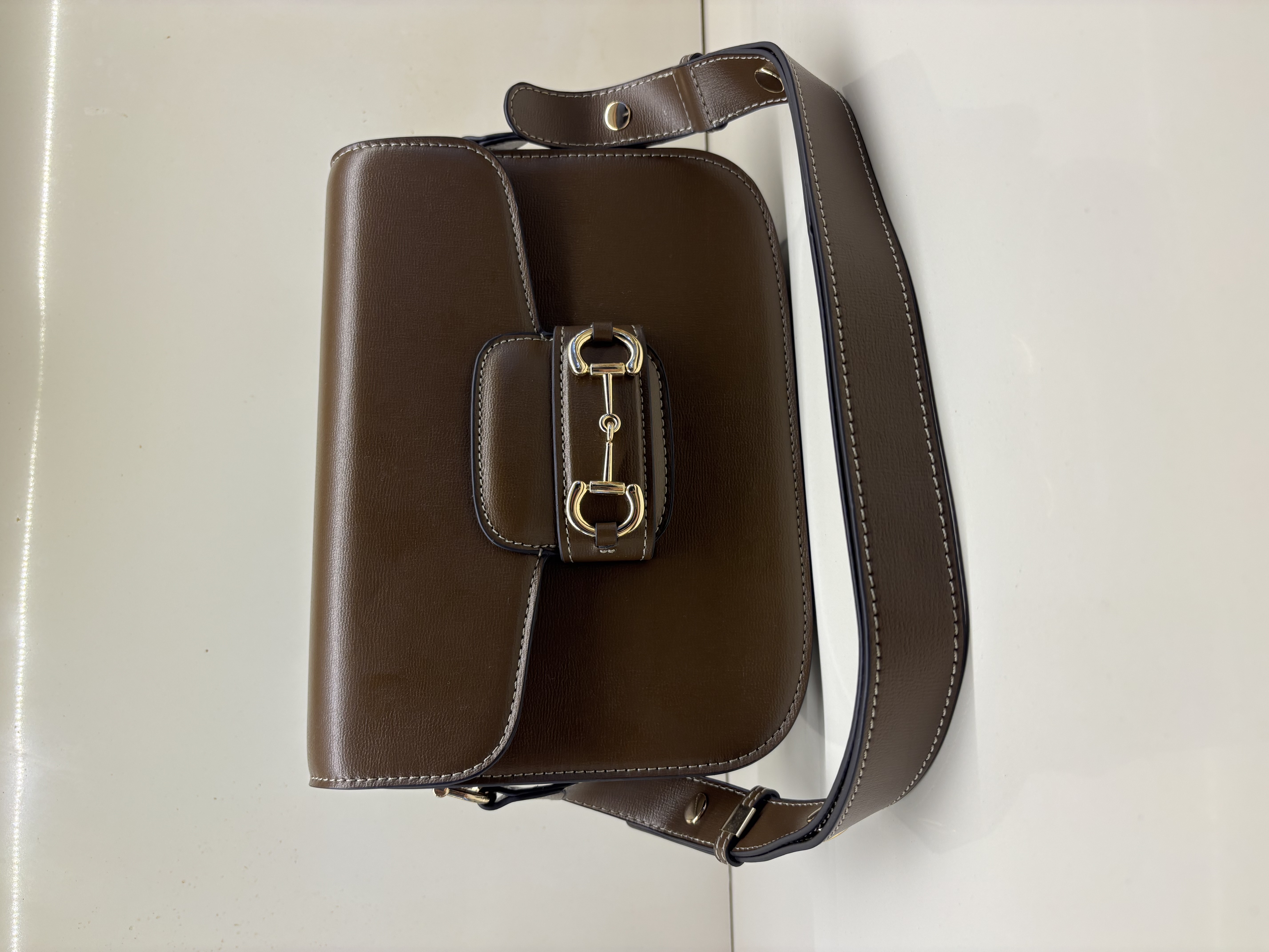 carteras y maletas - Cartera de hombro Marrón con detalles dorados 