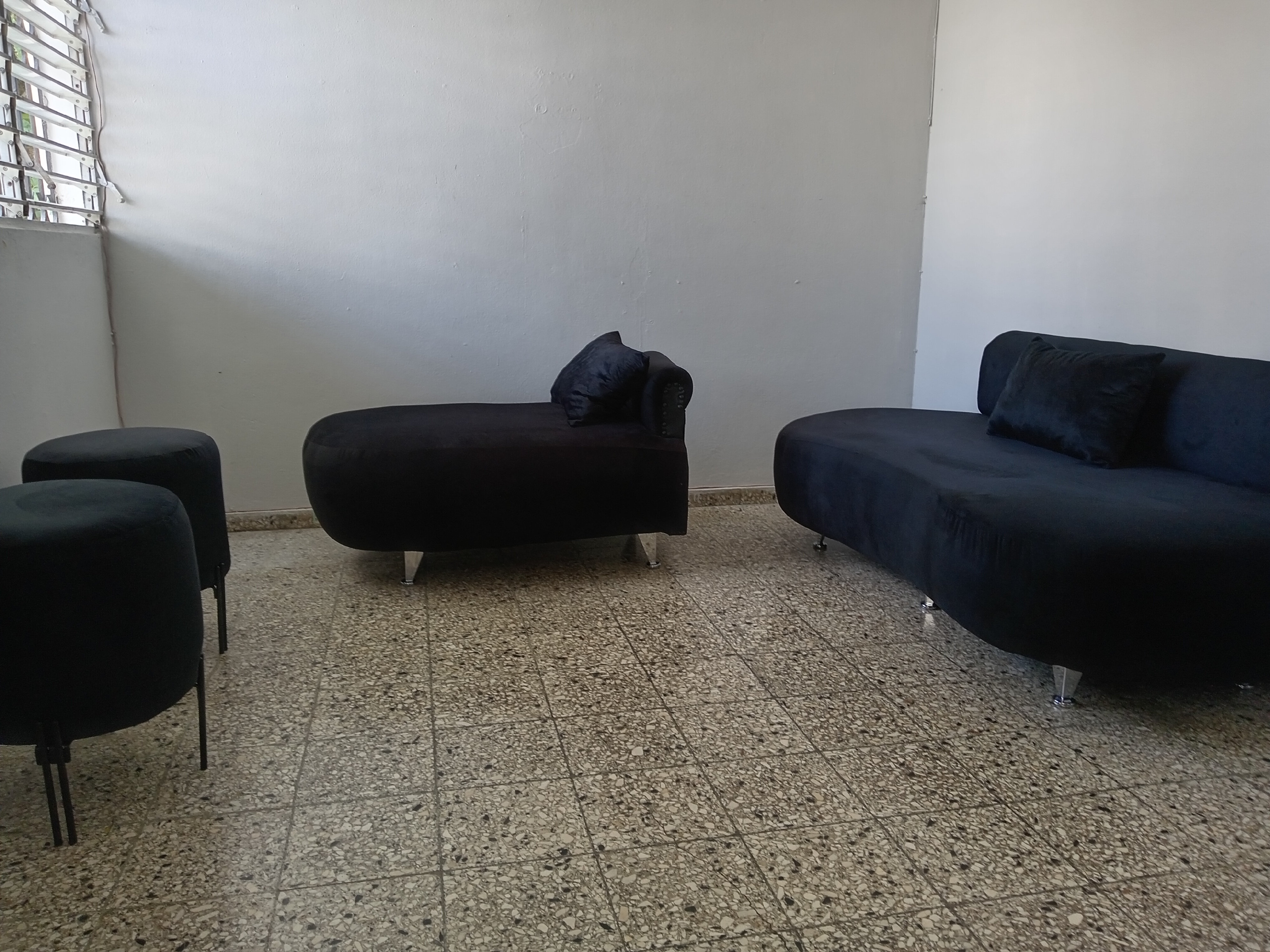muebles y colchones - Preciosos muebles en micro fibra negra y pino tratado, de muy buena terminación  0