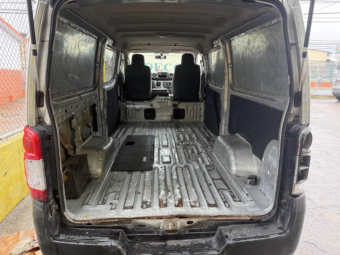 jeepetas y camionetas - NV350 modelo japonés  3