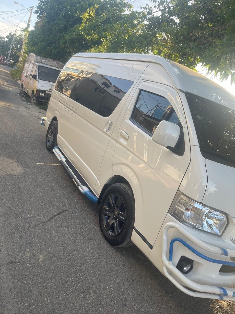 jeepetas y camionetas - Toyota haice 2017 techo alto 
 0