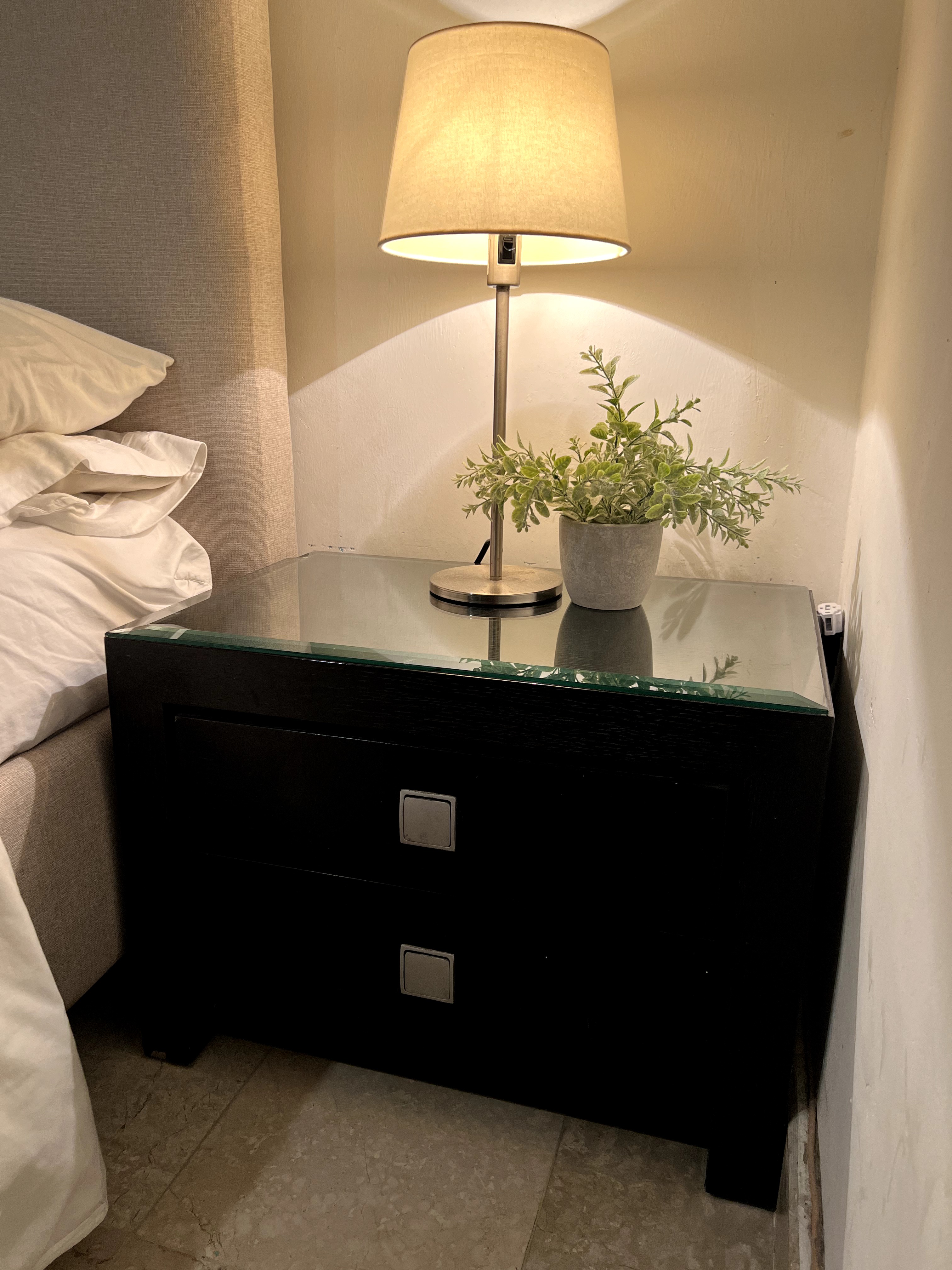 muebles y colchones - vendo mesitas de noche color negro en madera 1