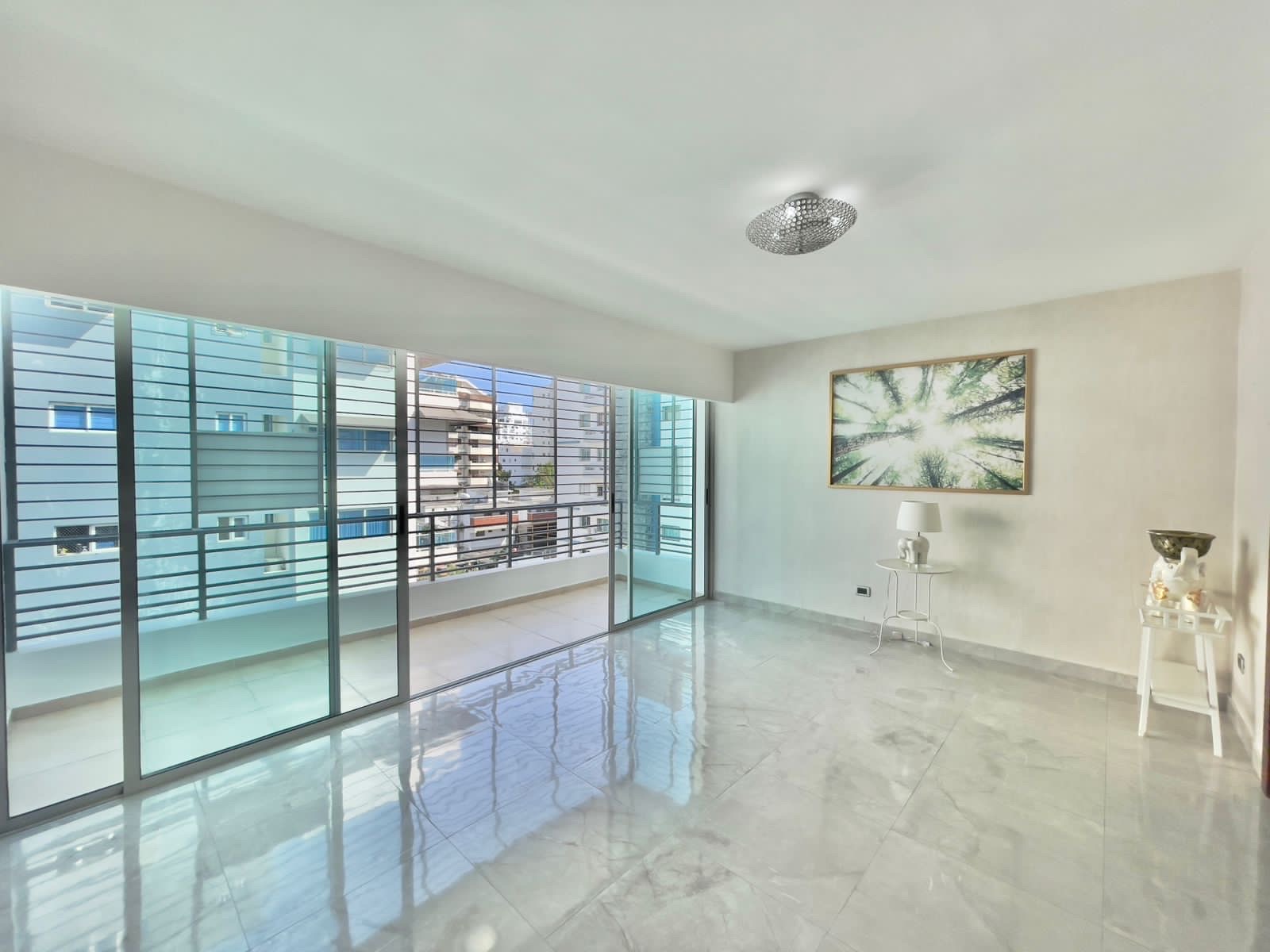 apartamentos - EVARISTO MORALES APTO EN VENTA DE 3 HABITACIONES CON BAÑO 2 PARQUEOS
