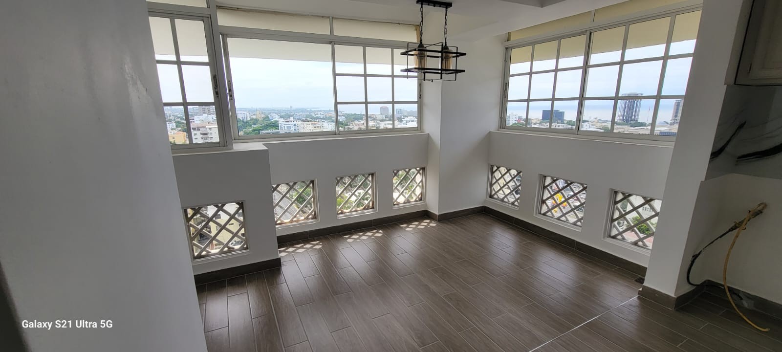 apartamentos - ALQUILO Piso 11 Remodelado de 1 Habitación Con Vista Al Mar En La Esperilla
 0