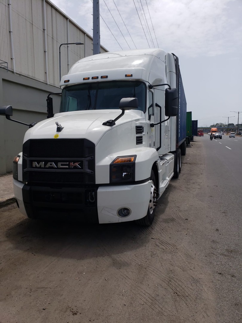 camiones y vehiculos pesados - Mack anthem 2019  motor MP 8  1