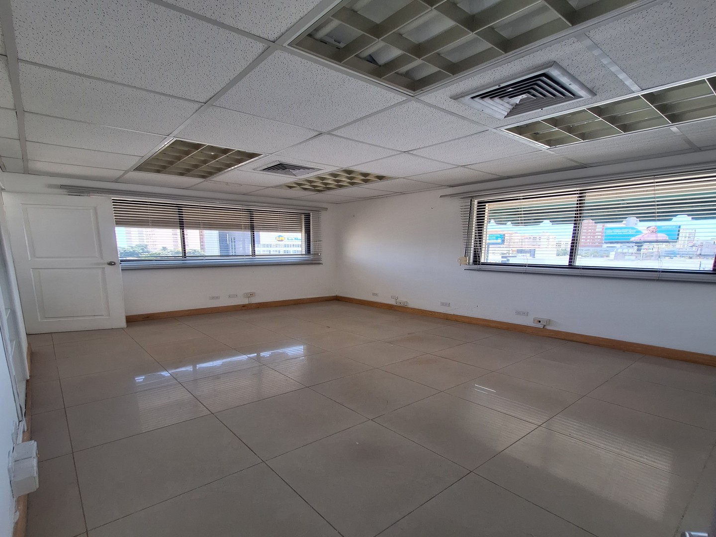 oficinas y locales comerciales - RENTO LOCAL EN EL ENSANCHE NACO TORRE CON ASC Y PLANTA .....PISO ALTO 1