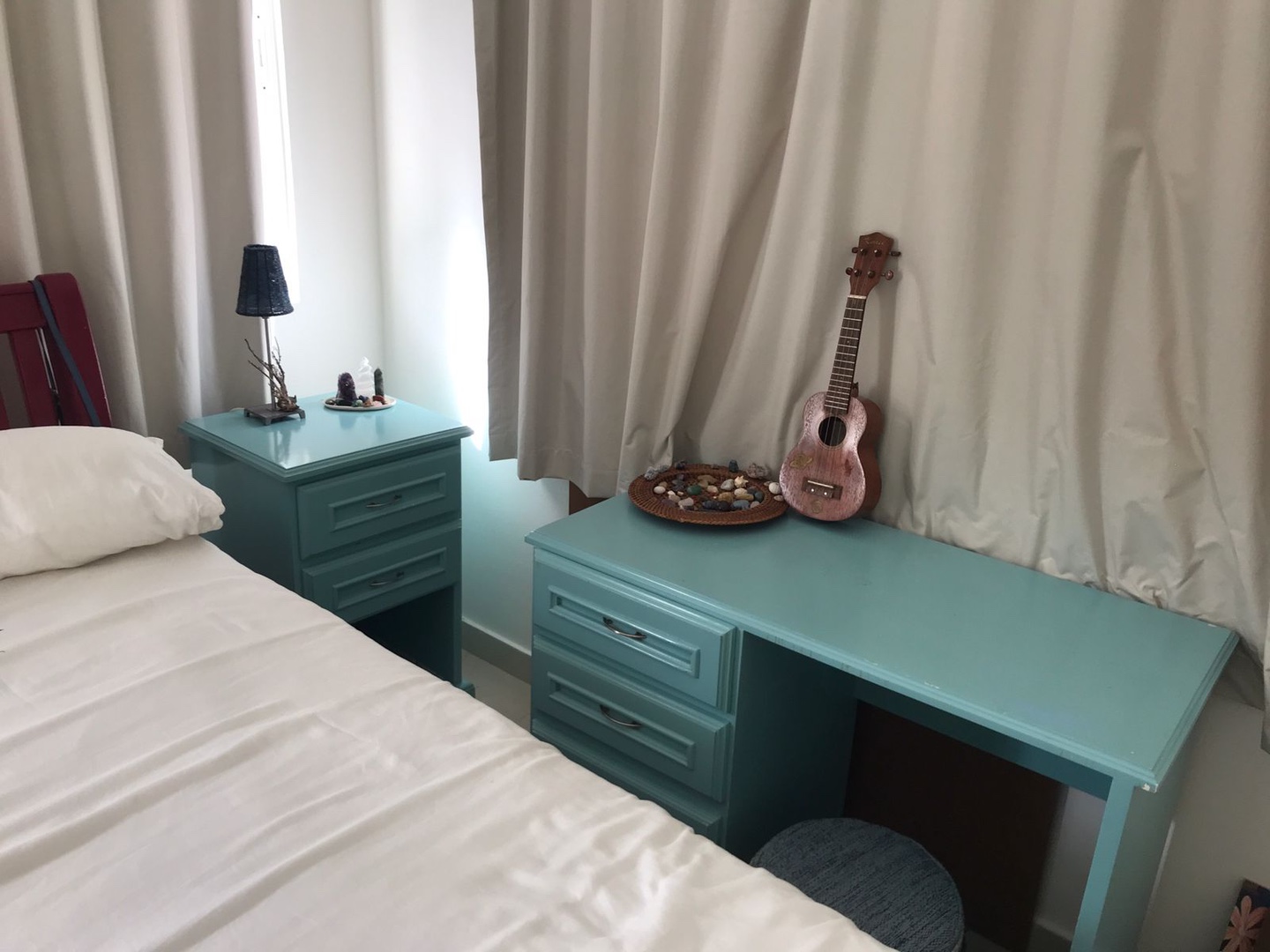 muebles y colchones - Juego de cama, 2 mesitas de noche mas mesa tipo escritorio.  0