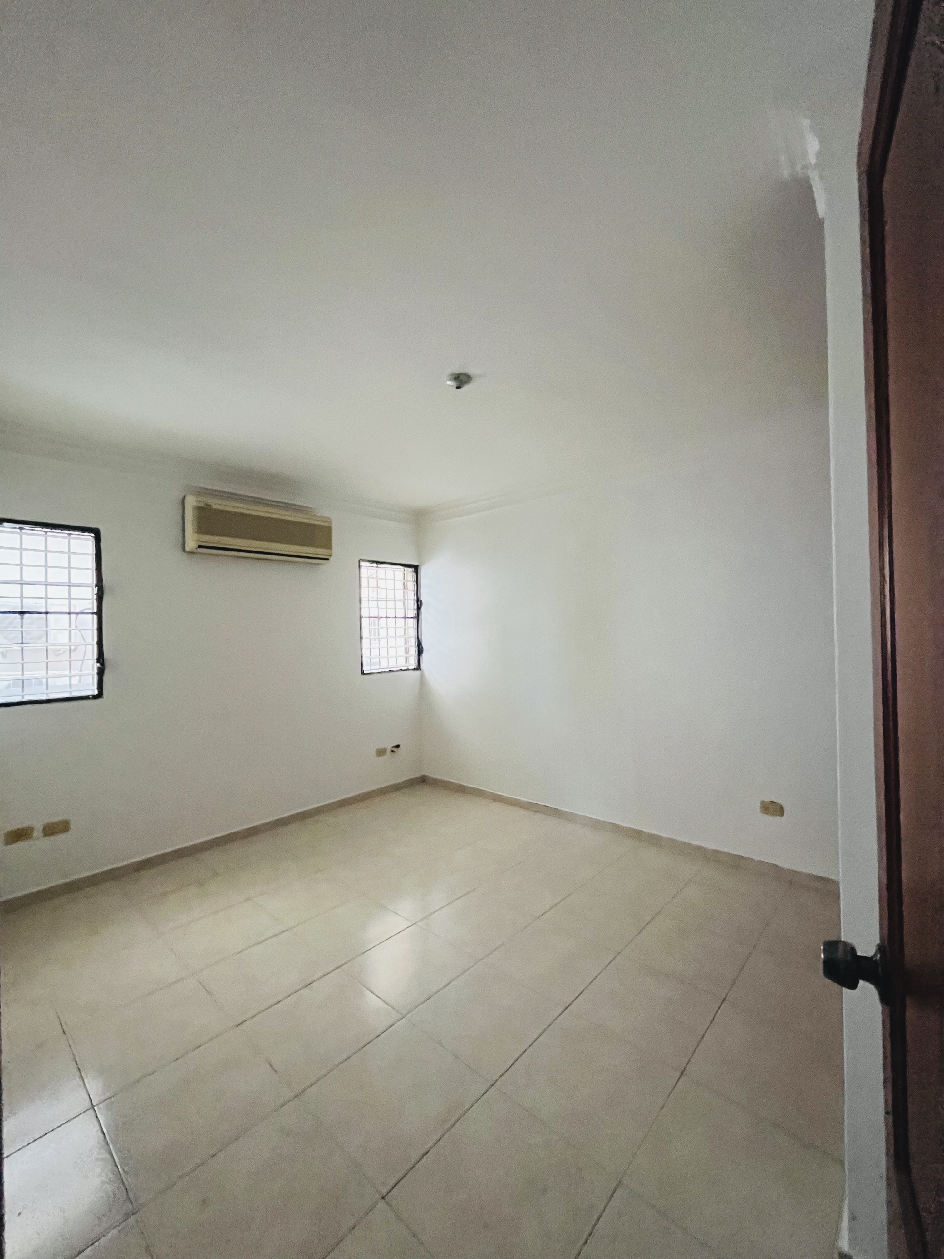 apartamentos - Alquilo Penthouse clásico sin ascensor en Evaristo Morales, zona céntrica. 3
