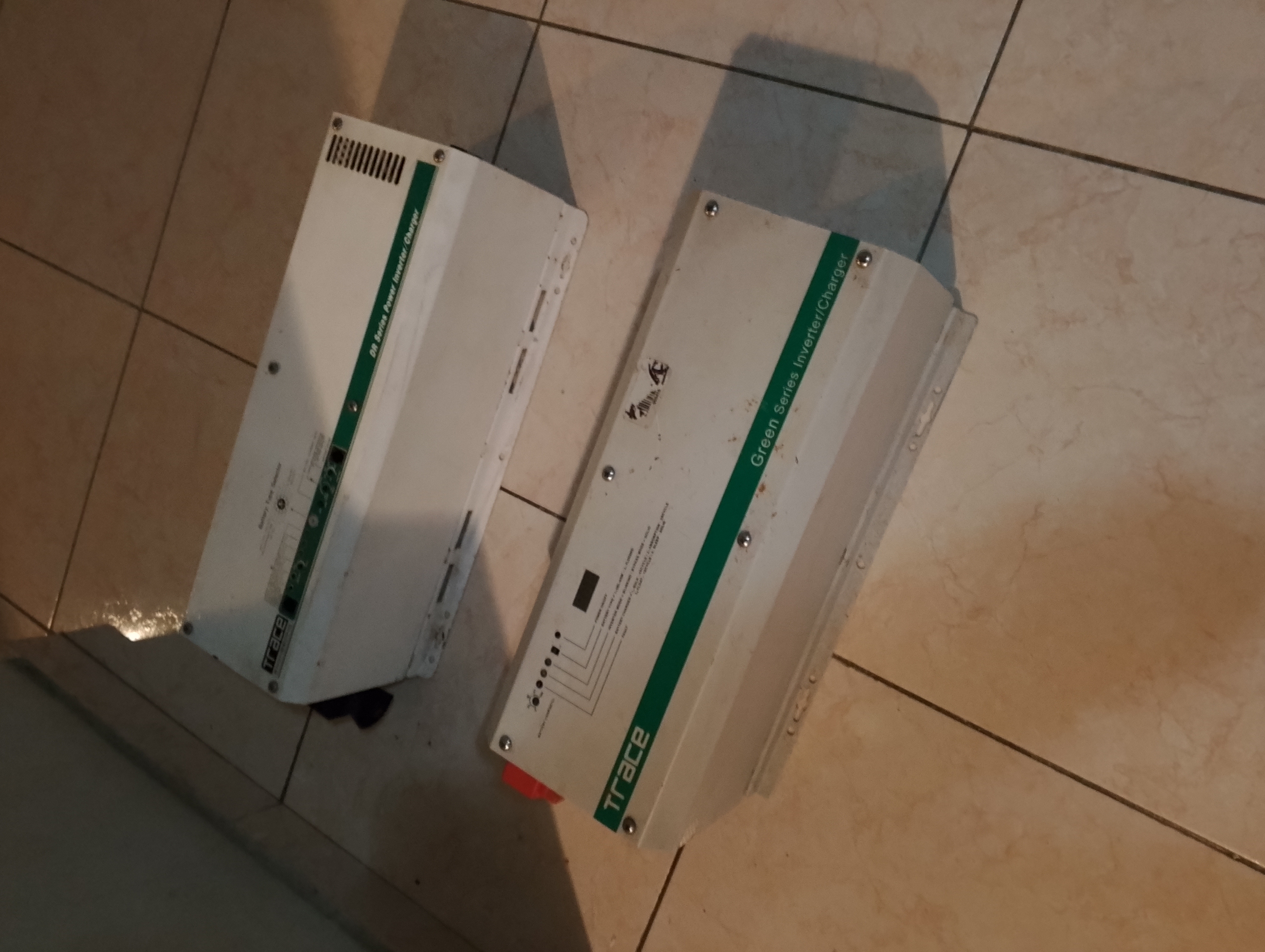 plantas e inversores - DE OPORTUNIAD Dos Inversores TRACE 2.4Kw y 1.5Kw 0