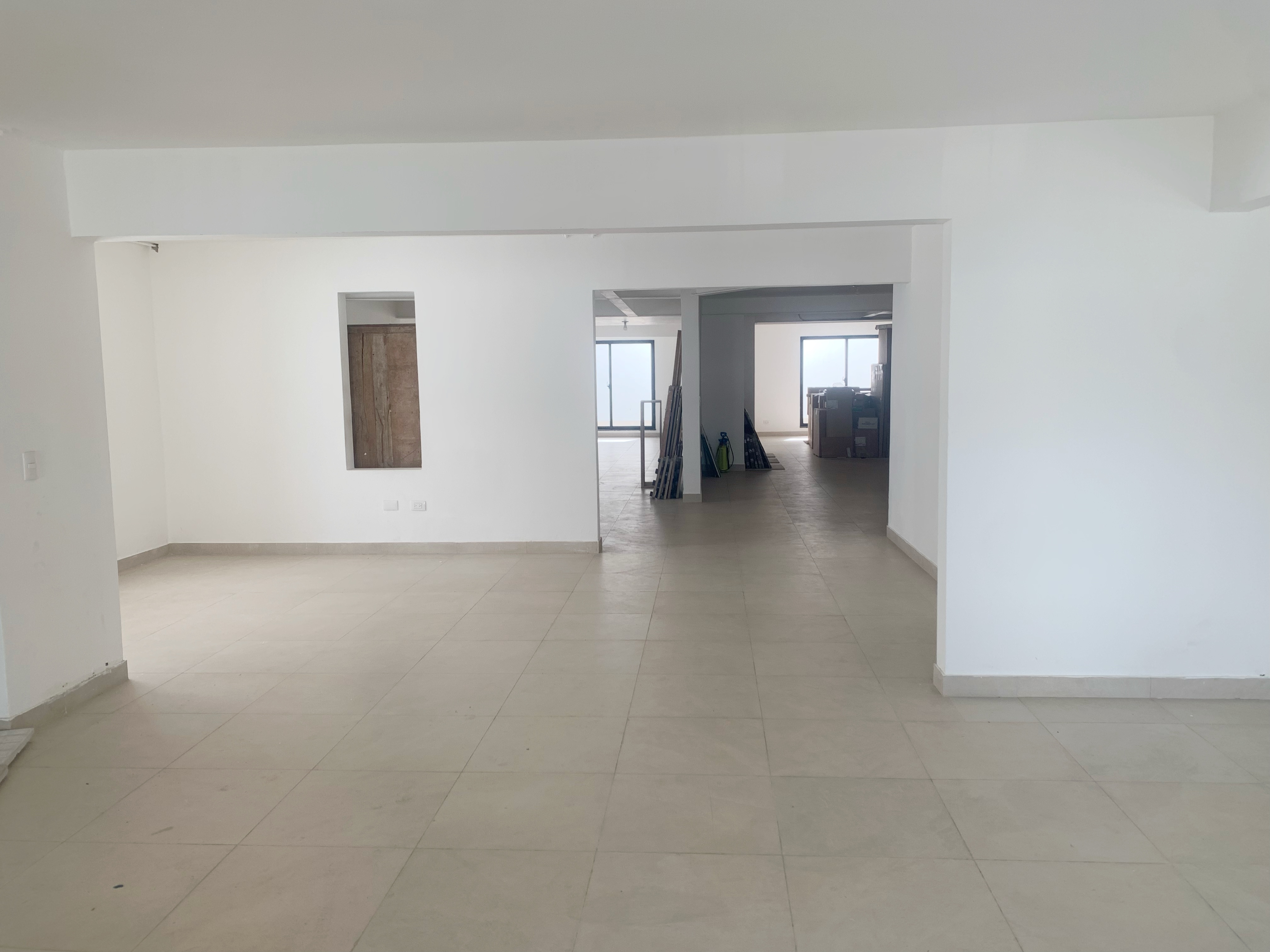 oficinas y locales comerciales - Local en Naco primer nivel  2
