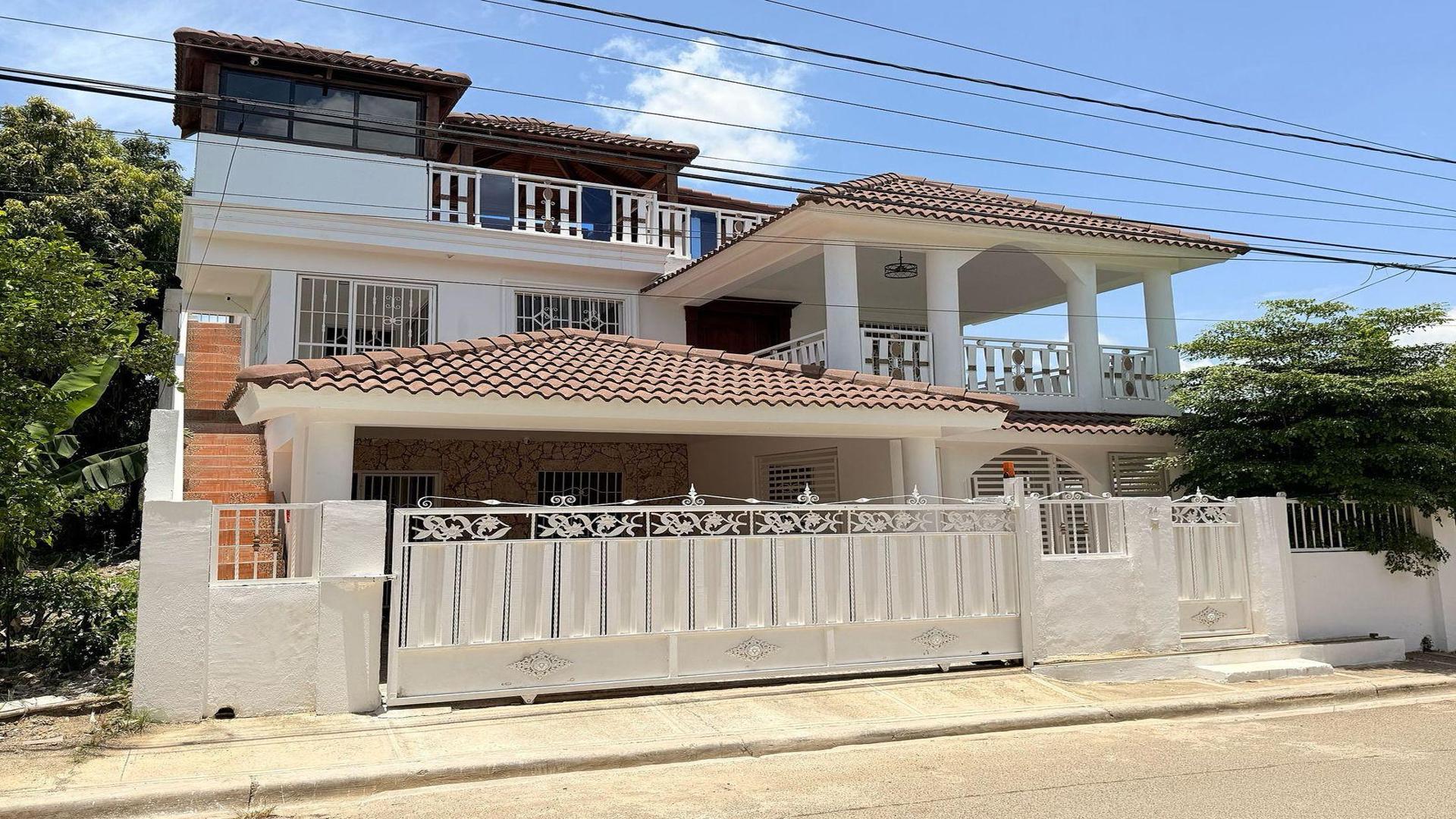 casas - CASA EN VENTA EN LOS JARDINES DEL NORTE, SANTIAGO. 0