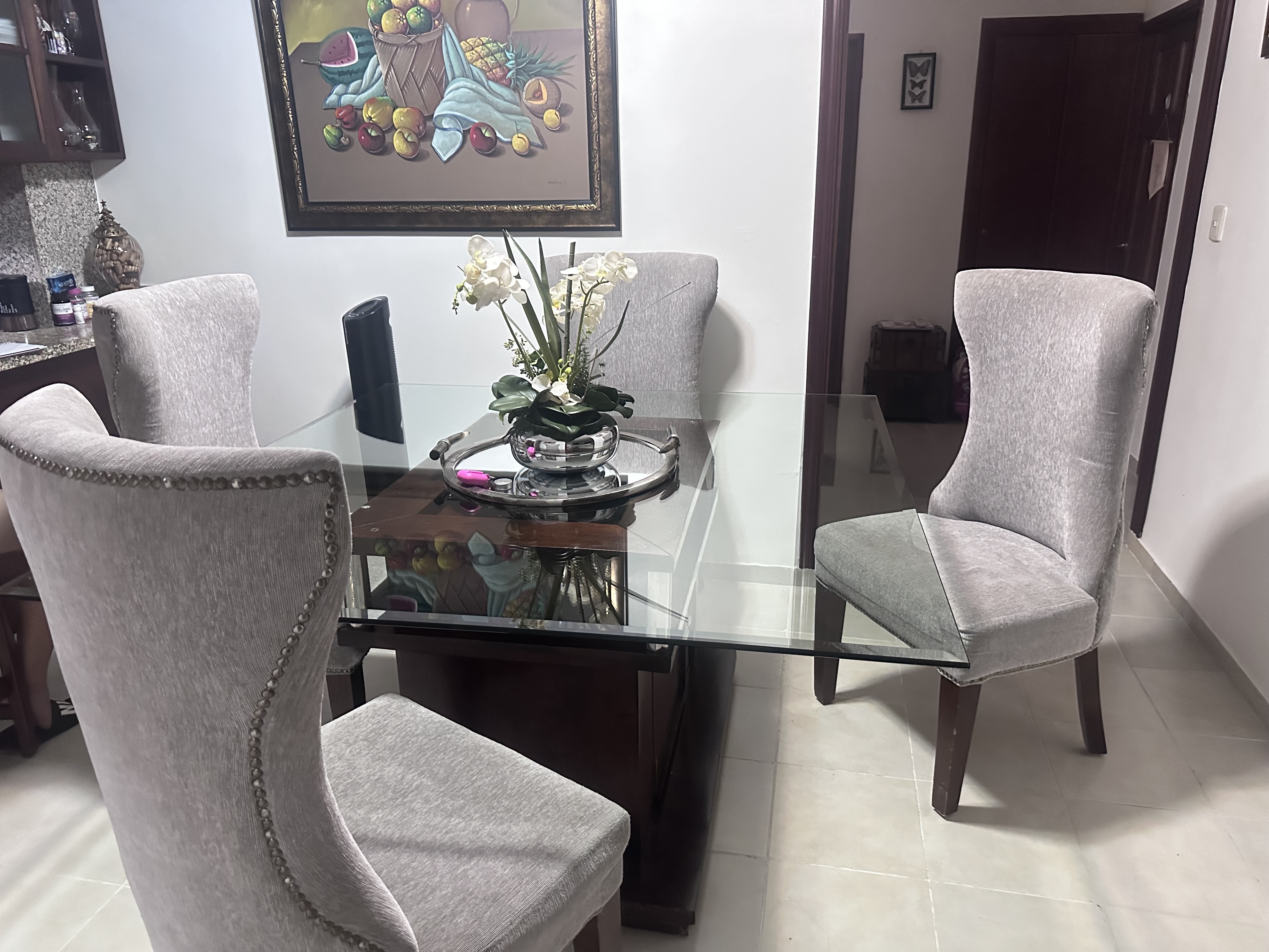muebles y colchones - comedor de 4 Sillas grandes. 