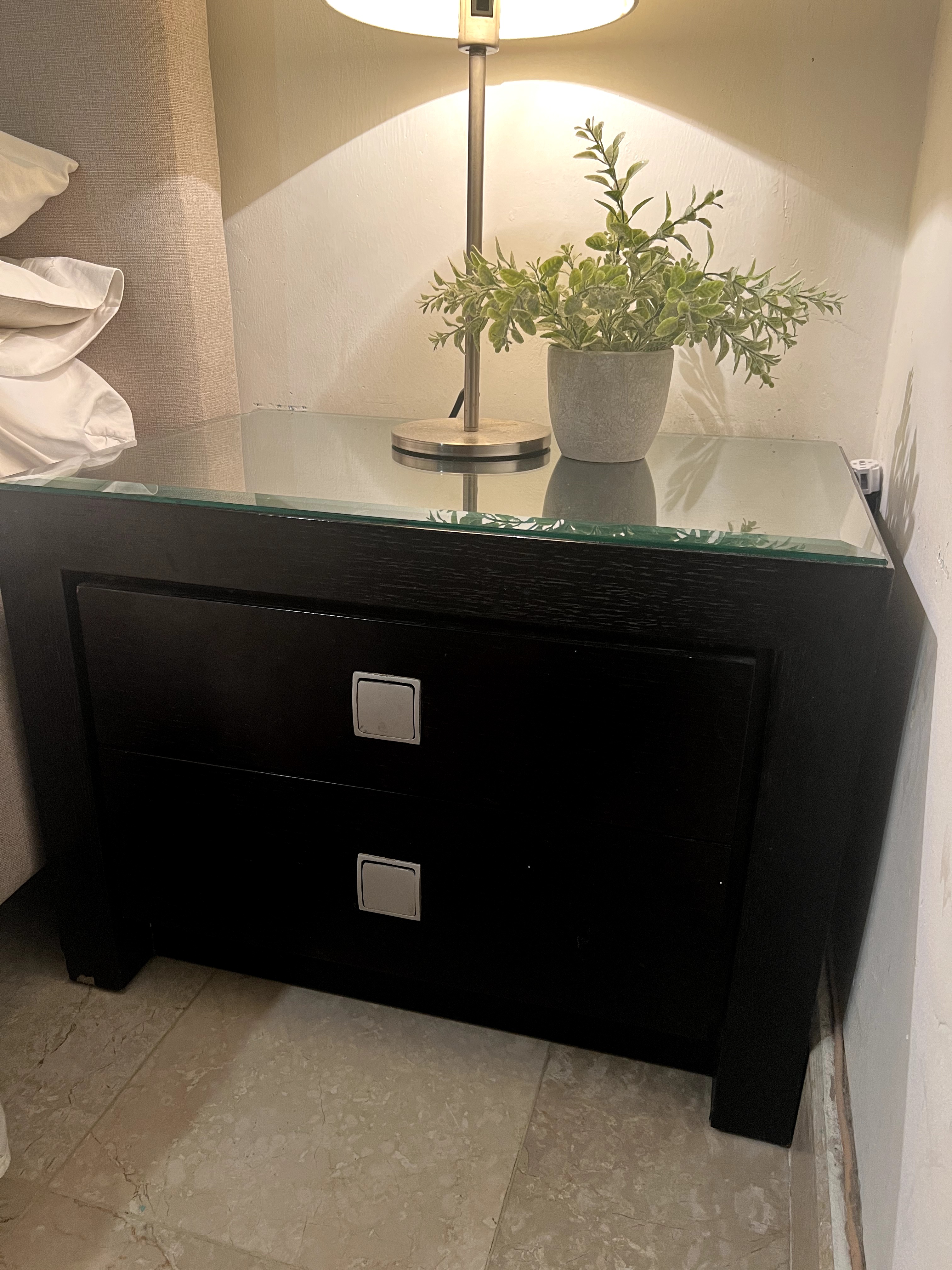 muebles y colchones - vendo mesitas de noche color negro en madera 2