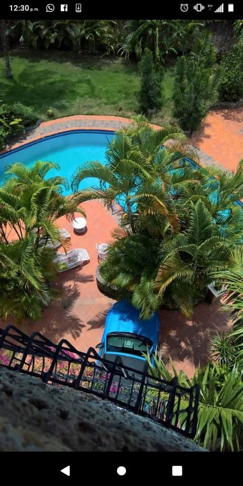 casas vacacionales y villas - Villa con Piscina en Boca Chica  2