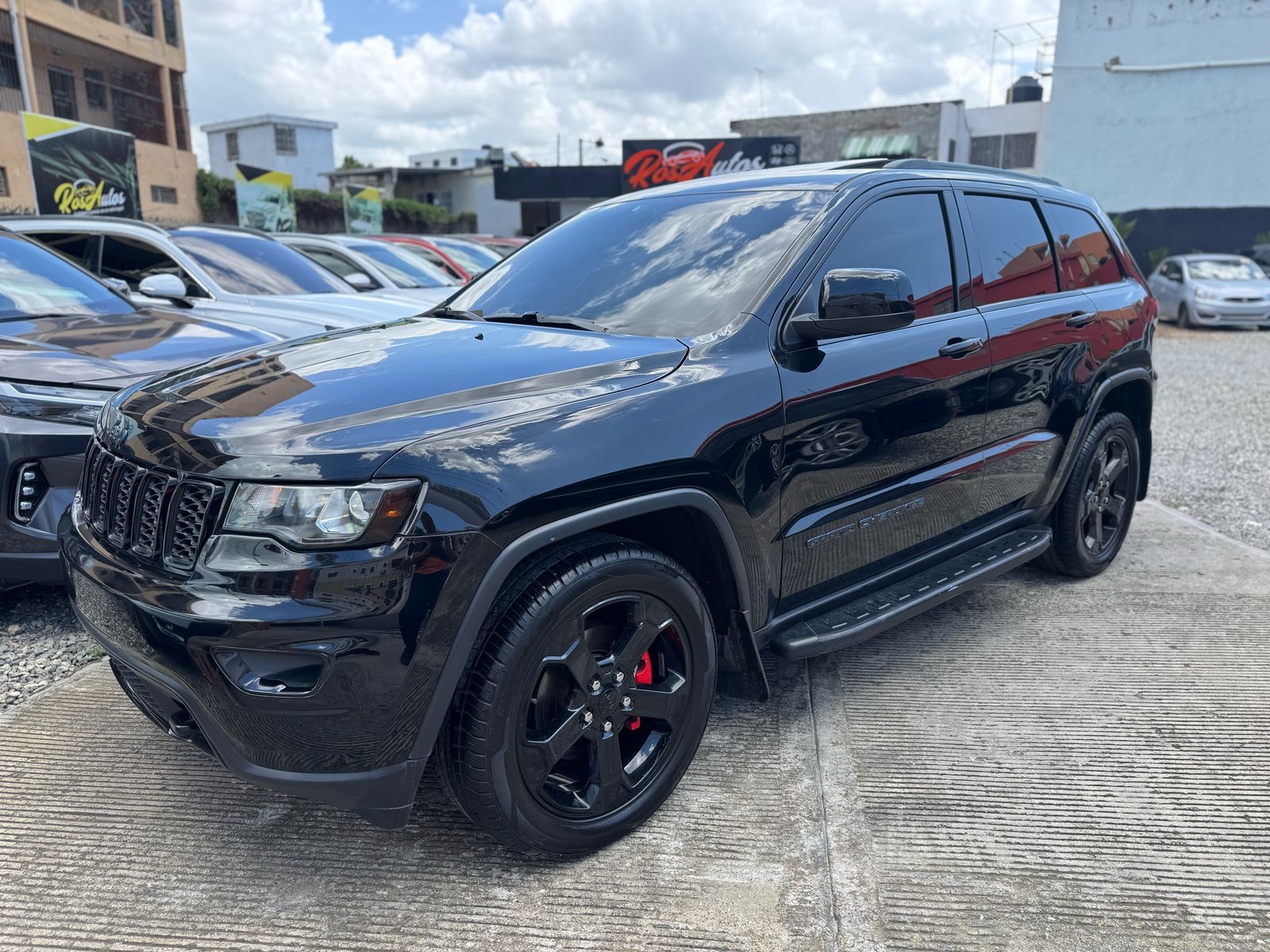 jeepetas y camionetas - Jeep Grand Cherokee Laredo 2018 0