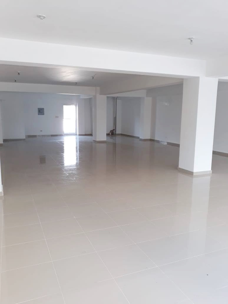 oficinas y locales comerciales - Local amplio en zona exclusiva 4