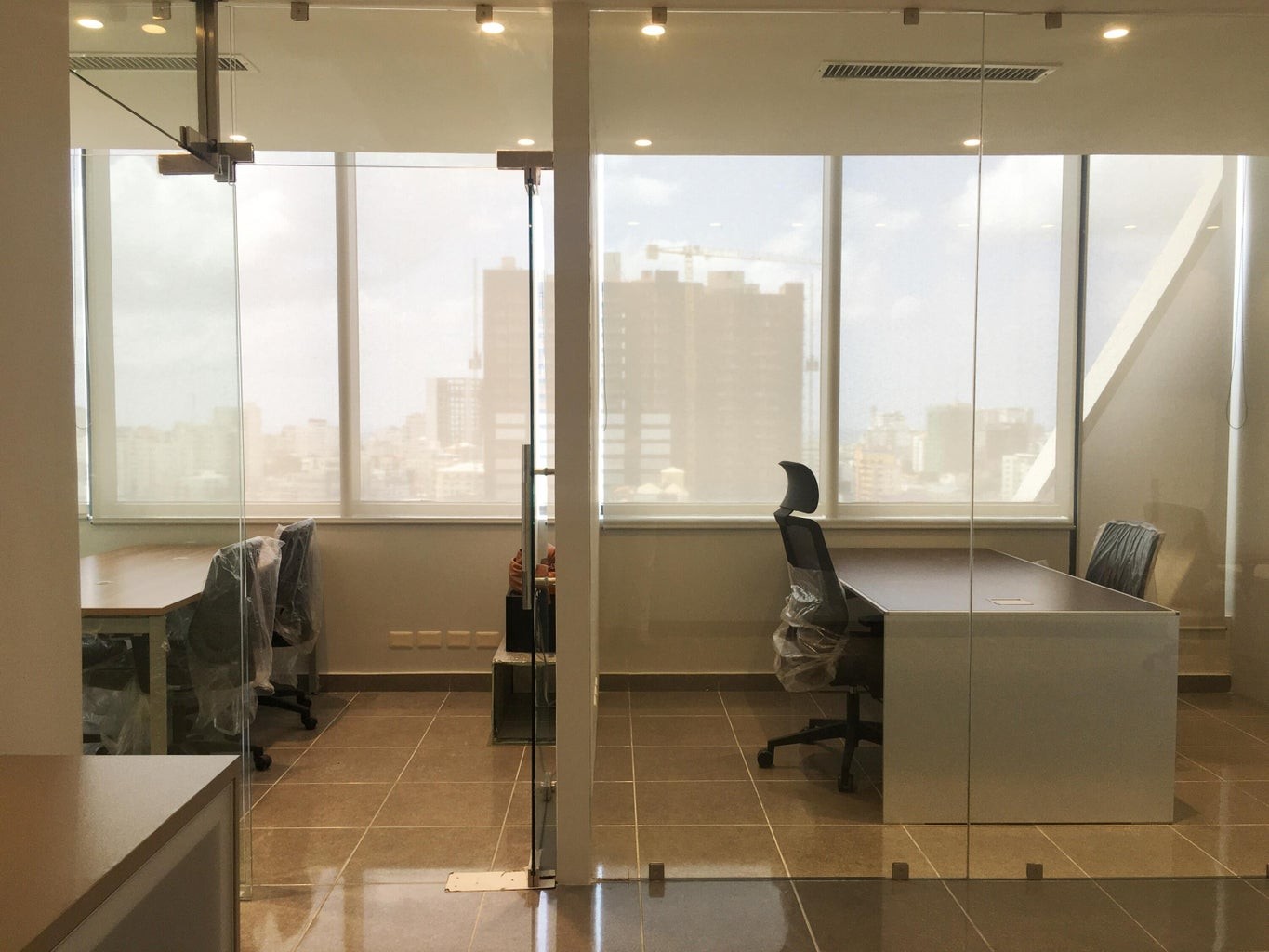 oficinas y locales comerciales - Oficina de 125 m2  en Piantini  de un baños 5