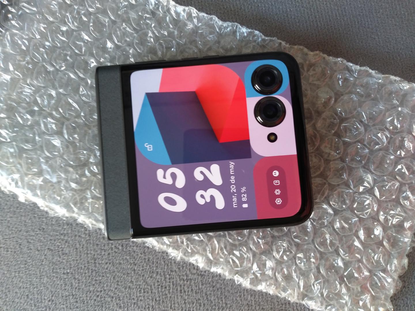 celulares y tabletas - Motorola Razr 50 2024 512GB 12GB RAM Factory 